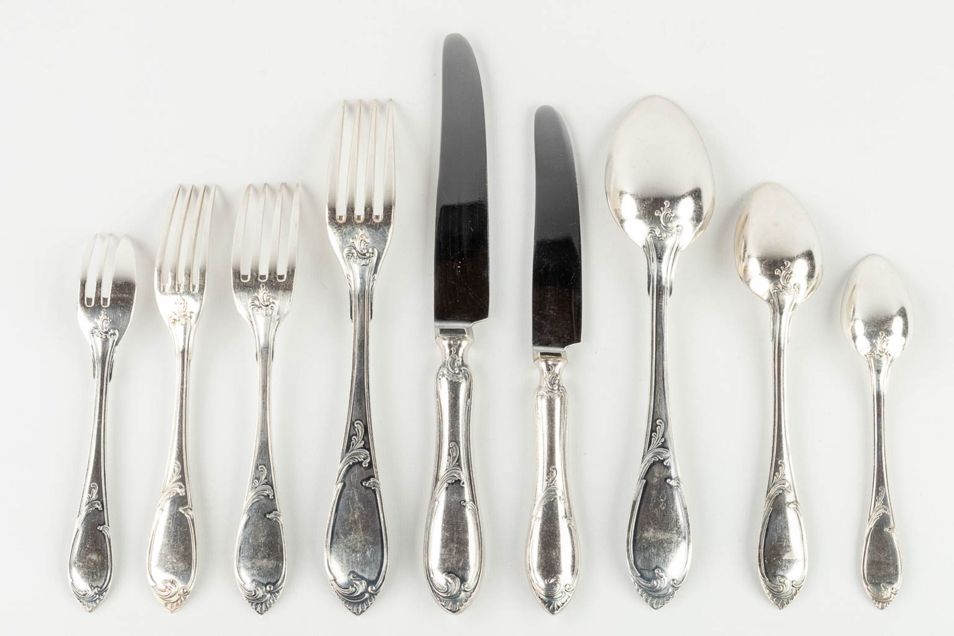B. Wiskemann, Bruxelles, a silver-plated cutlery set, Louis XV style. (L: 30 x W: 39 x H: 22 cm) - Bild 4 aus 24