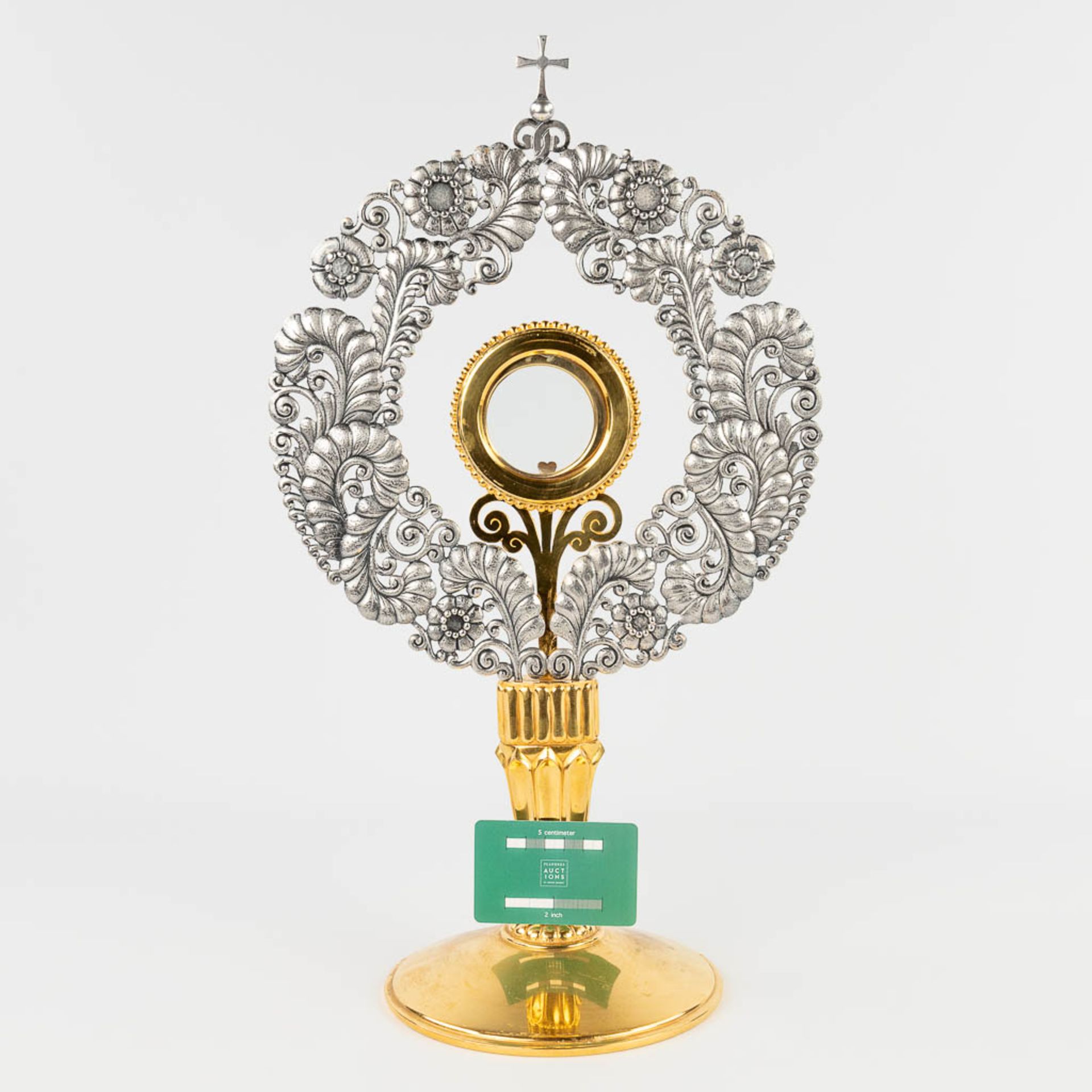 A modernist monstrance, silver-plated decorated with flowers and branches. 20th C. (L: 18 x W: 28 x - Image 2 of 14