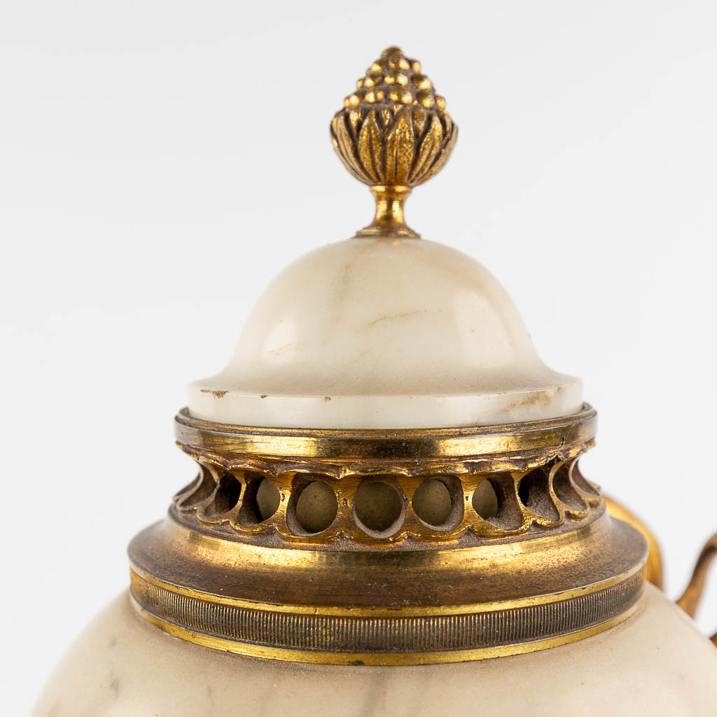 A pair of white marble cassolettes mounted with gilt bronze in Louis XVI style. 19th C. (W: 24 x H: - Image 5 of 14