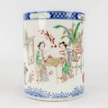 A Chinese porcelain brush pot, with a hand-painted decor of ladies. 19th/20th C. (H: 14,5 x D: 11 cm