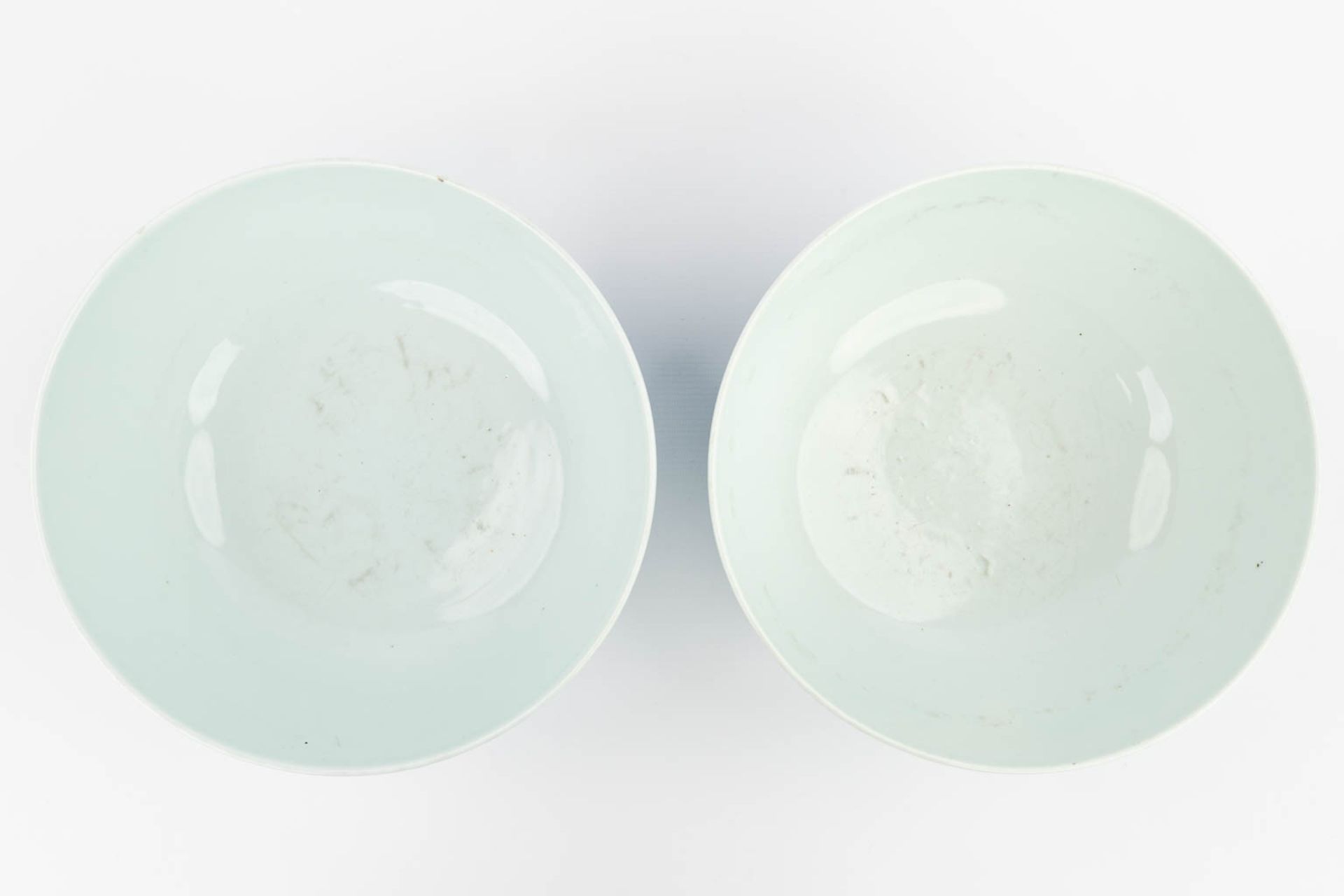 A pair of Chinese bowls made of blue-white porcelain. 18th/19th century. (H: 11 x D: 26,5 cm) - Image 3 of 17