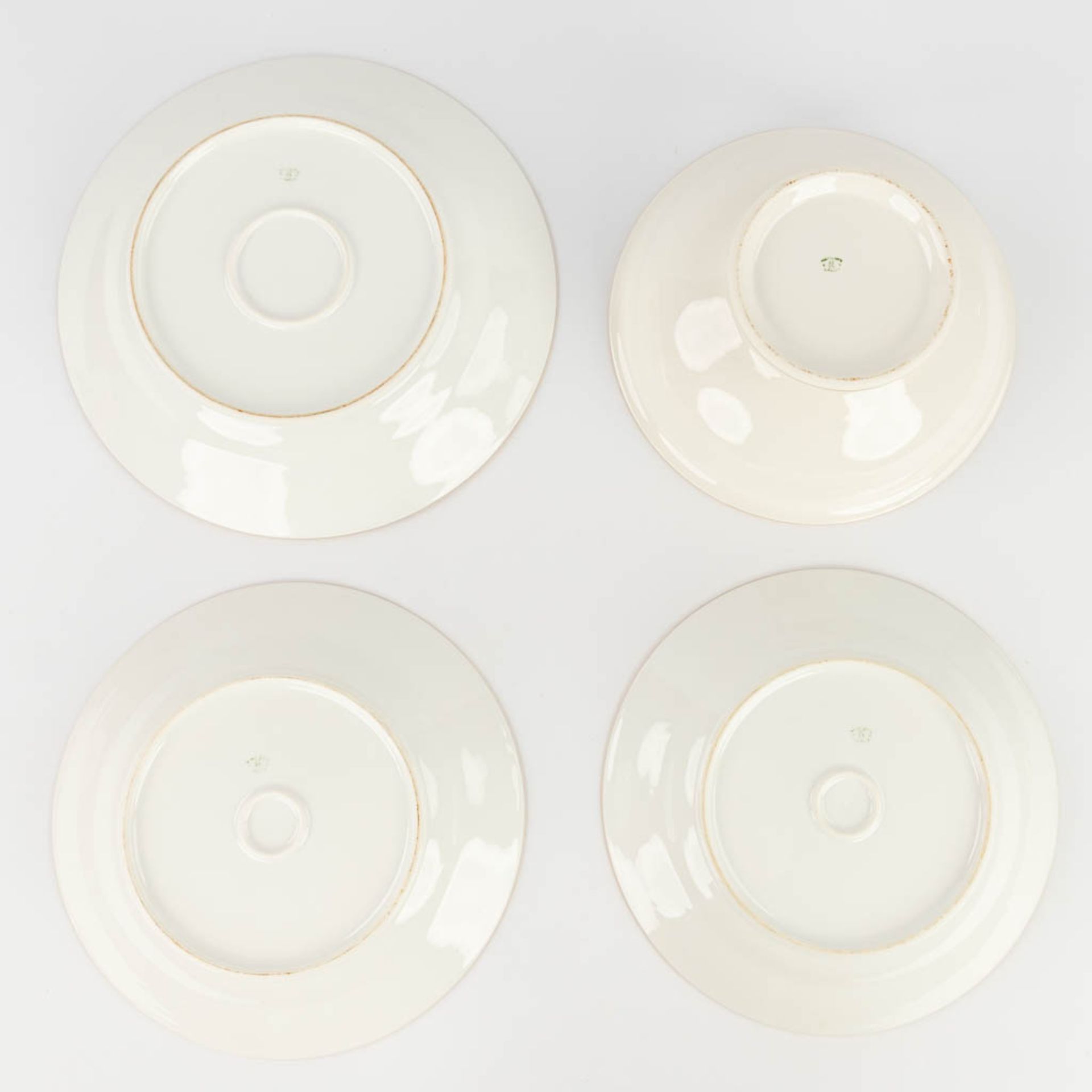 Porcelaine De Limoges, a 77 piece large dinner service. (L: 29 x W: 44 cm) - Image 16 of 20