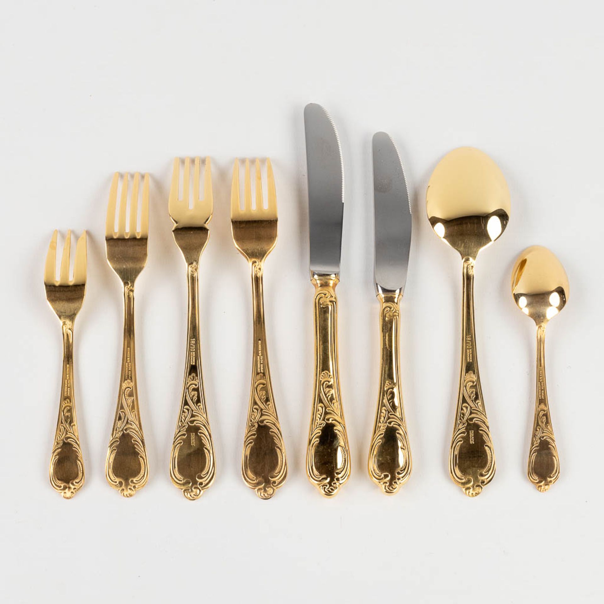 A gold-plated 'Royal Collection Solingen' flatware cutlery set, made in Germany. (L: 34 x W: 45,5 x - Image 4 of 12