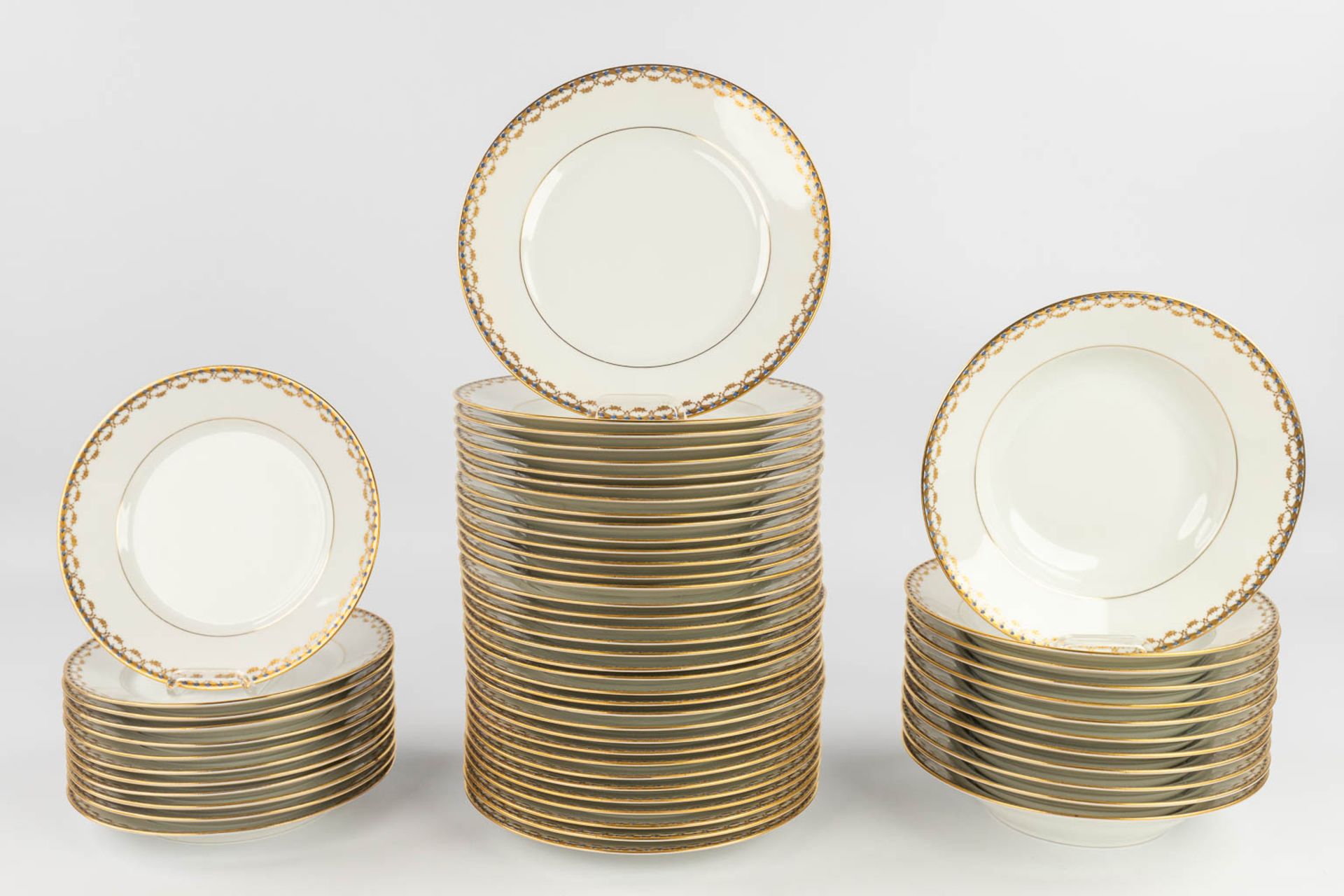 Porcelaine De Limoges, a 77 piece large dinner service. (L: 29 x W: 44 cm) - Image 3 of 20
