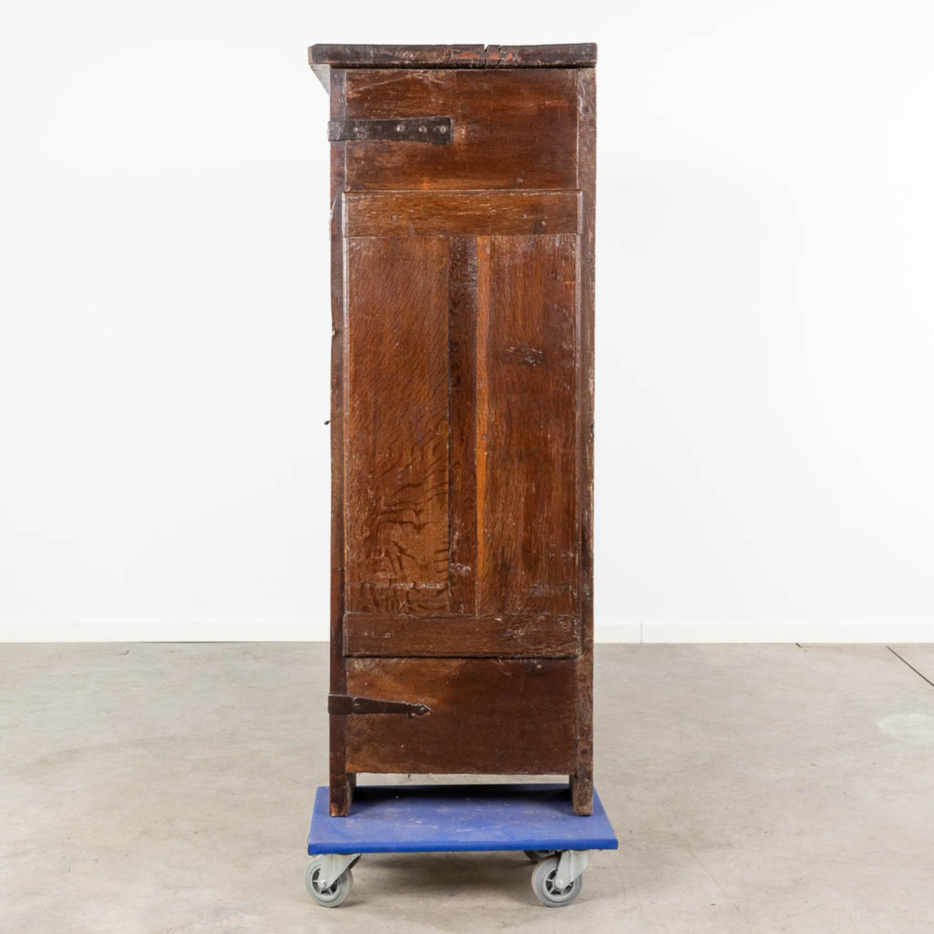 An antique three-door cabinet with sculptured oak doors, France, 17th C. (L: 55 x W: 175 x H: 151 cm - Image 8 of 23