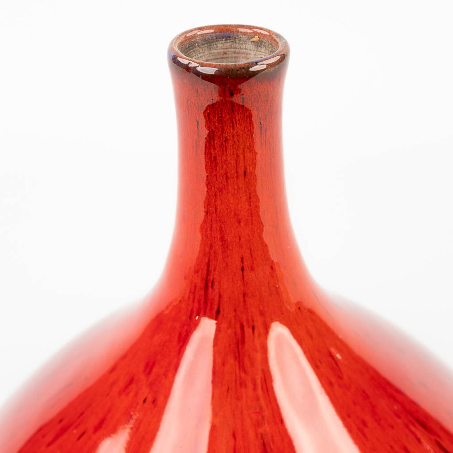 Elisabeth VANDEWEGHE (XX-XXI) 'Red vase' for Perignem. (H: 27,5 x D: 24 cm) - Image 9 of 11