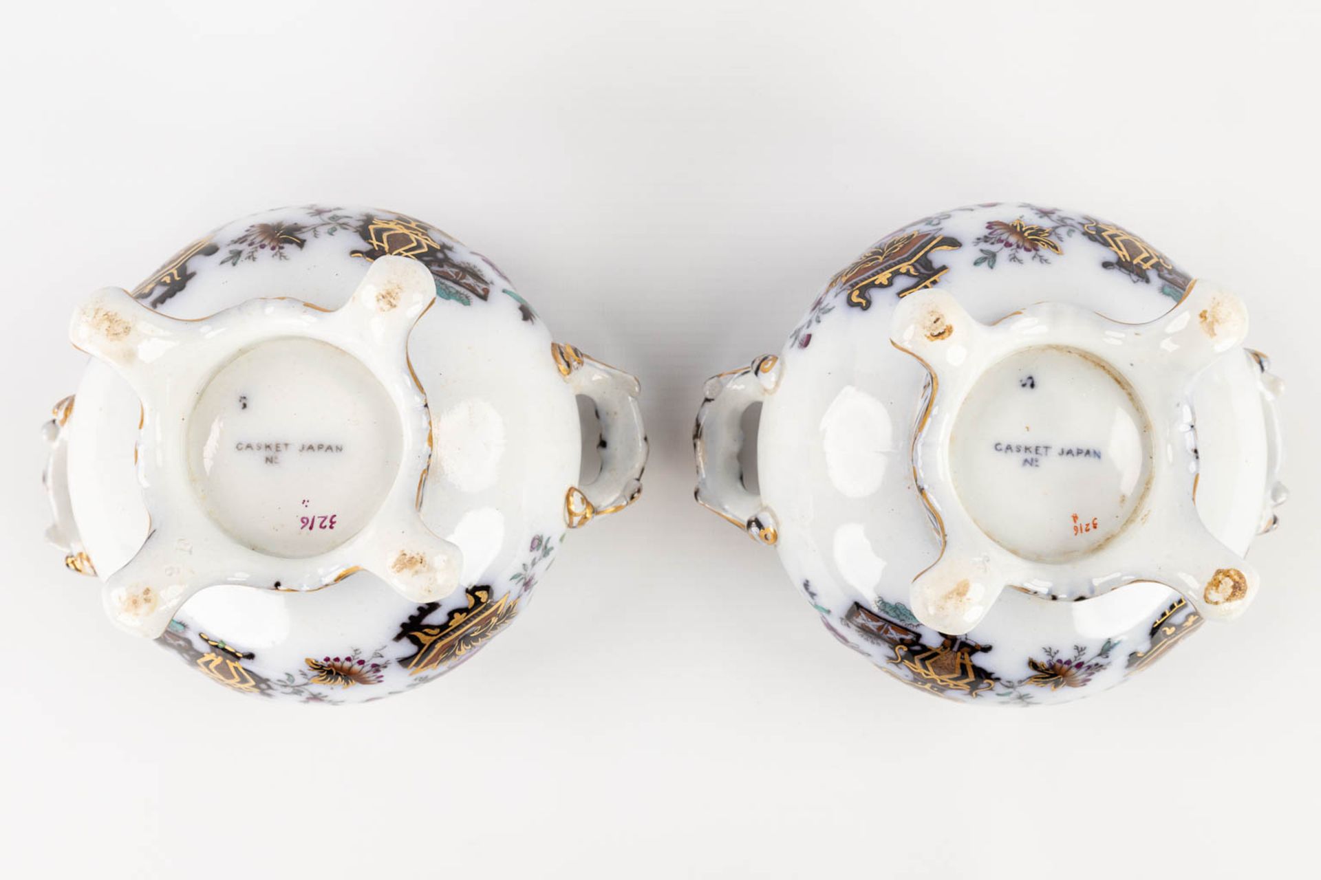Francis Morley 'Casket Japan' a pair of small tureens with hand-painted decor. England, 19th C. (L: - Image 9 of 27