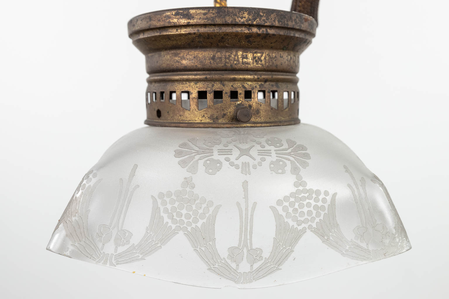 An antique hall lamp with Cupido and etched glass lampshades. (W: 57 x H: 80 cm) - Image 5 of 8