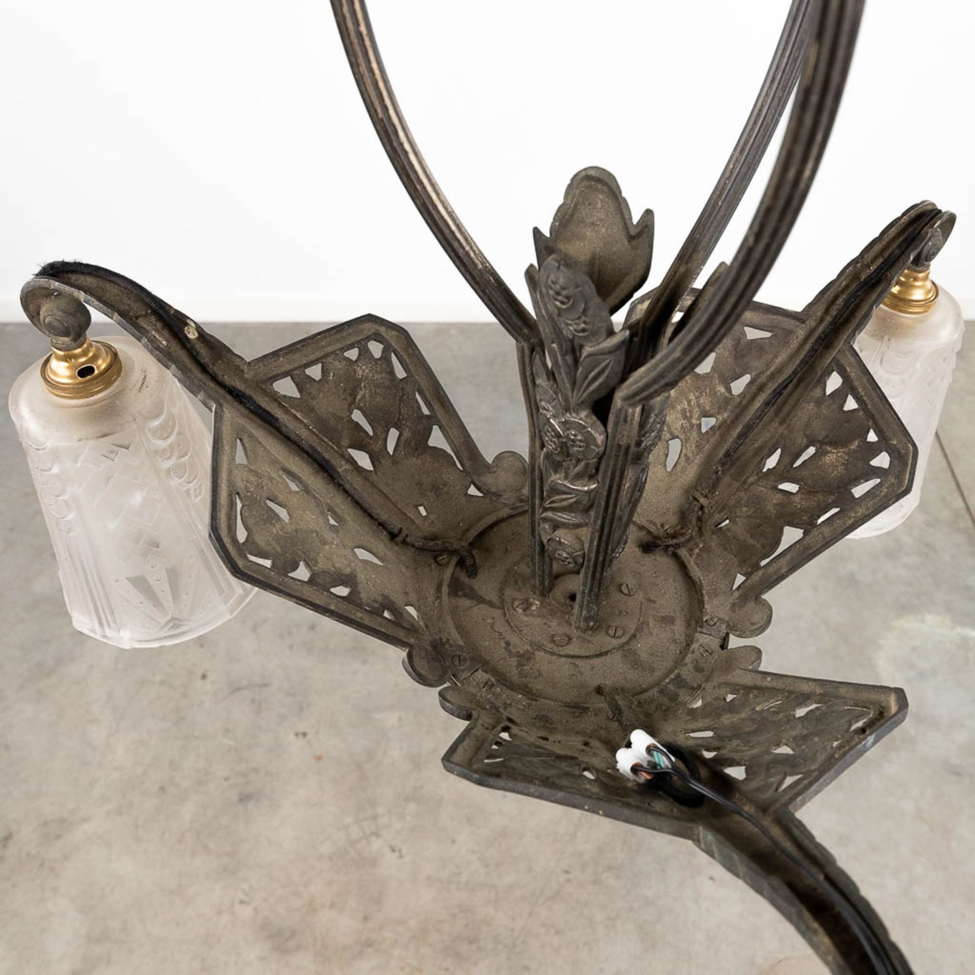 Muller Frres Luneville, a chandelier with satin glass lamp shades, marked. (H: 73 x D: 52 cm) - Image 10 of 10