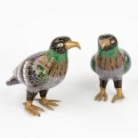 A pair of birds made of cloisonne bronze. 20th century. (H: 15 cm)