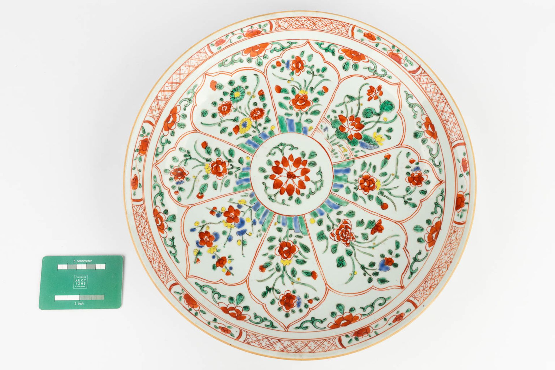 An antique Chinese plate with Famille Verte decor. 19th/20th century. (D: 35 cm) - Image 2 of 10