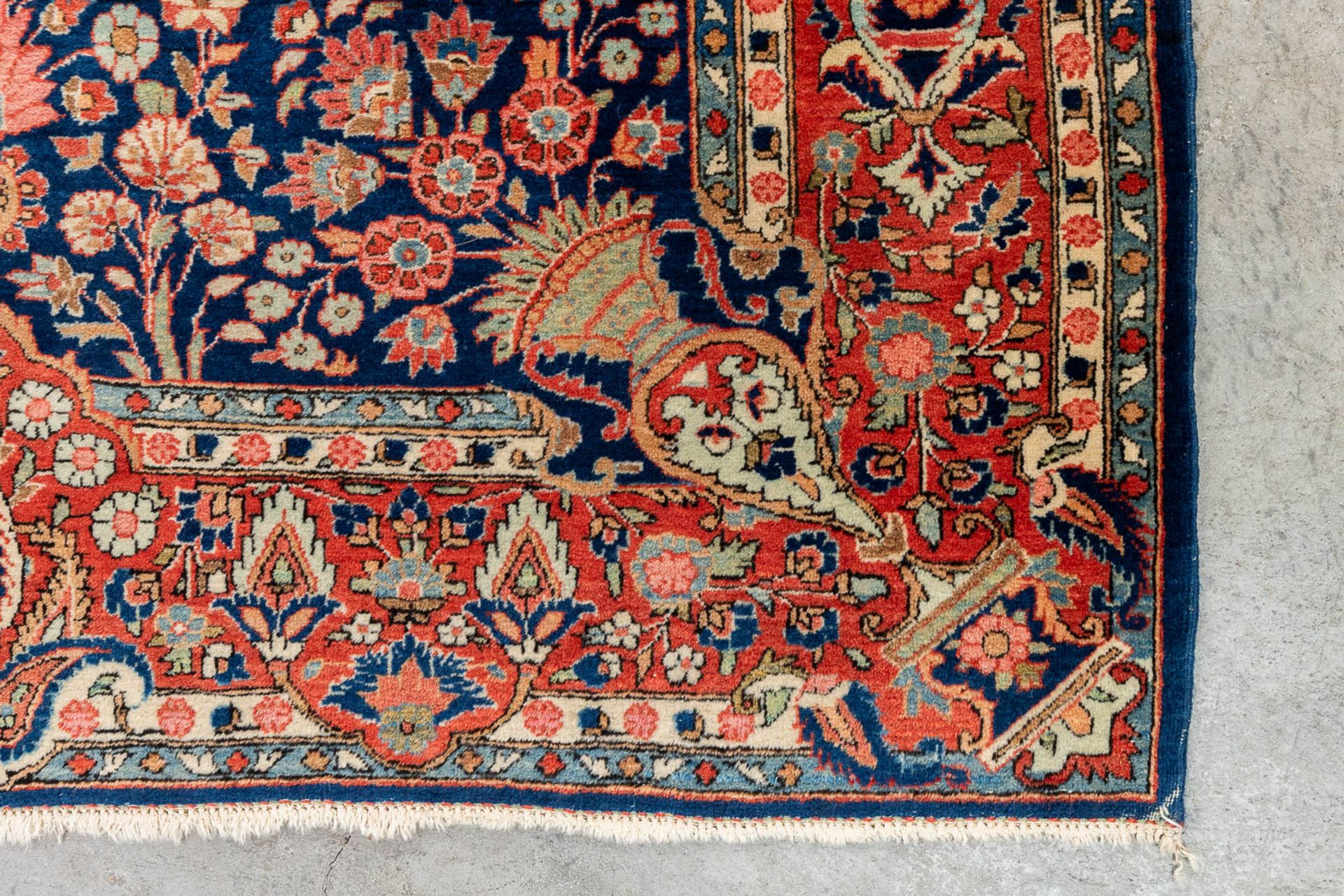An oriental hand-made carpet, Kashan. (L: 205 x W: 128 cm) - Image 5 of 7