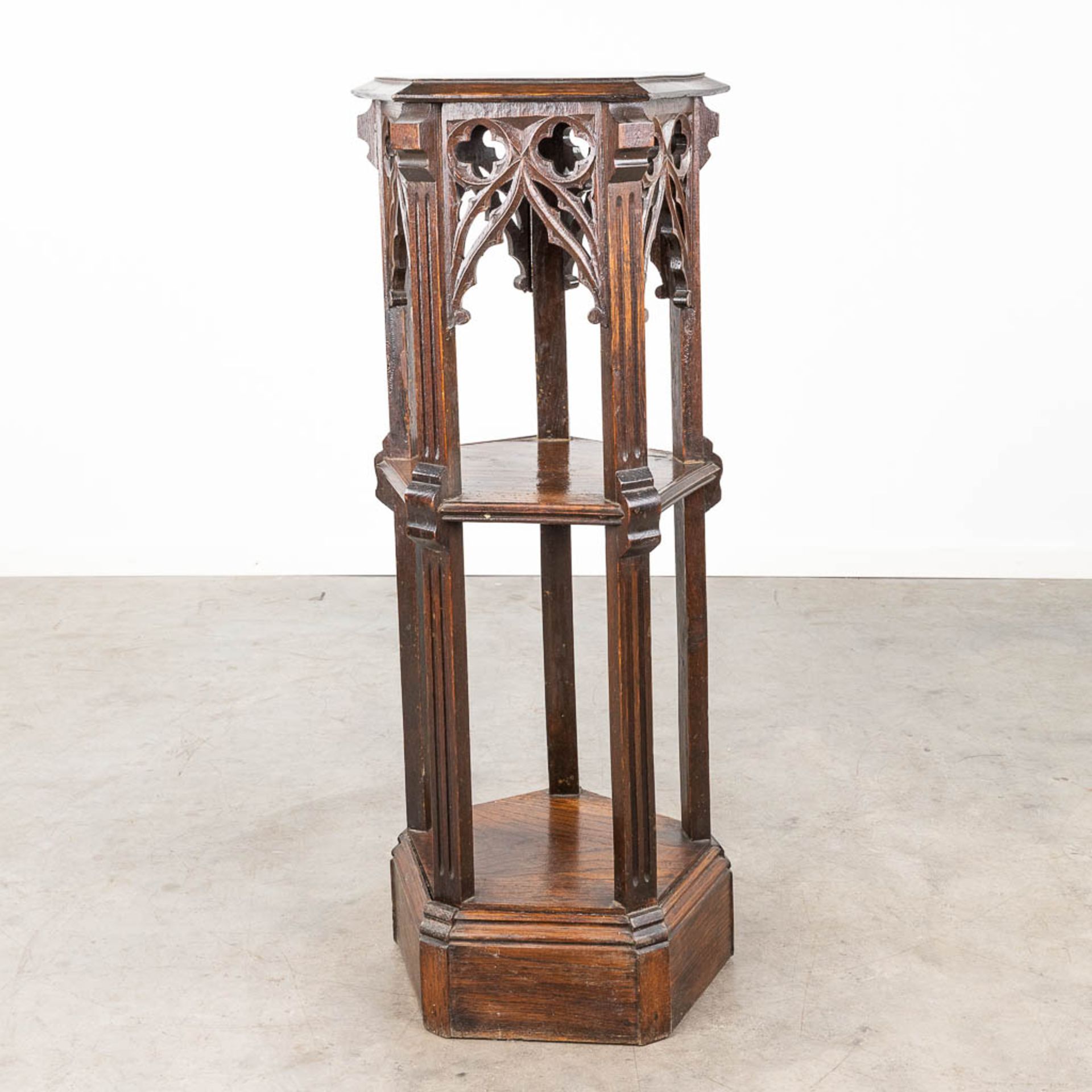 A pentagram pedestal, sculptured wood in Gothic Revival style. 19th C. (L: 41 x W: 46 x H: 111 cm) - Image 5 of 12