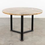 A round design table, with a marble top. Circa 1980. (H: 75 x D: 120 cm)