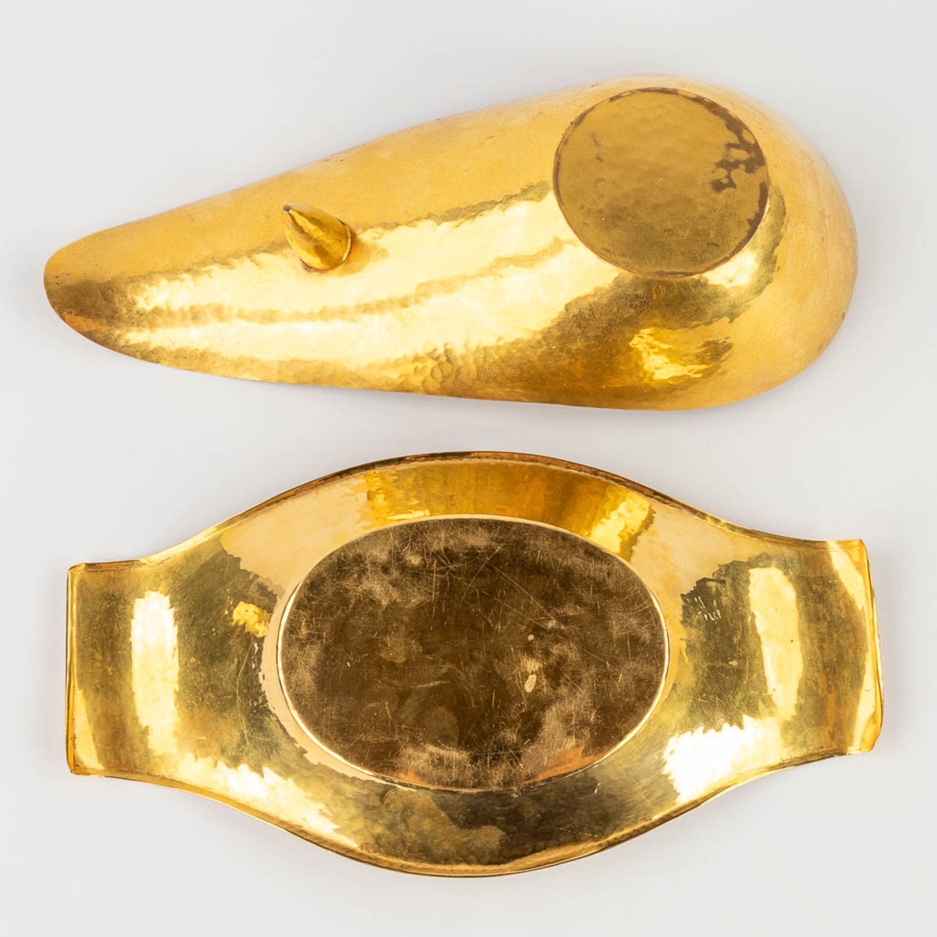 A collection of 4 sacred bread trays, gold-plated metal, added a paten made of silver. 20th C. (L: 1 - Image 8 of 12