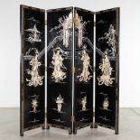 A folding screen with Chinese decors, decorated with figurines and a pagoda in a landscape. 20th C.