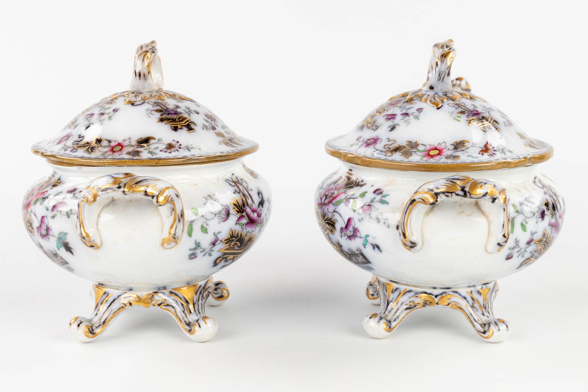 Francis Morley 'Casket Japan' a pair of small tureens with hand-painted decor. England, 19th C. (L: - Image 4 of 27