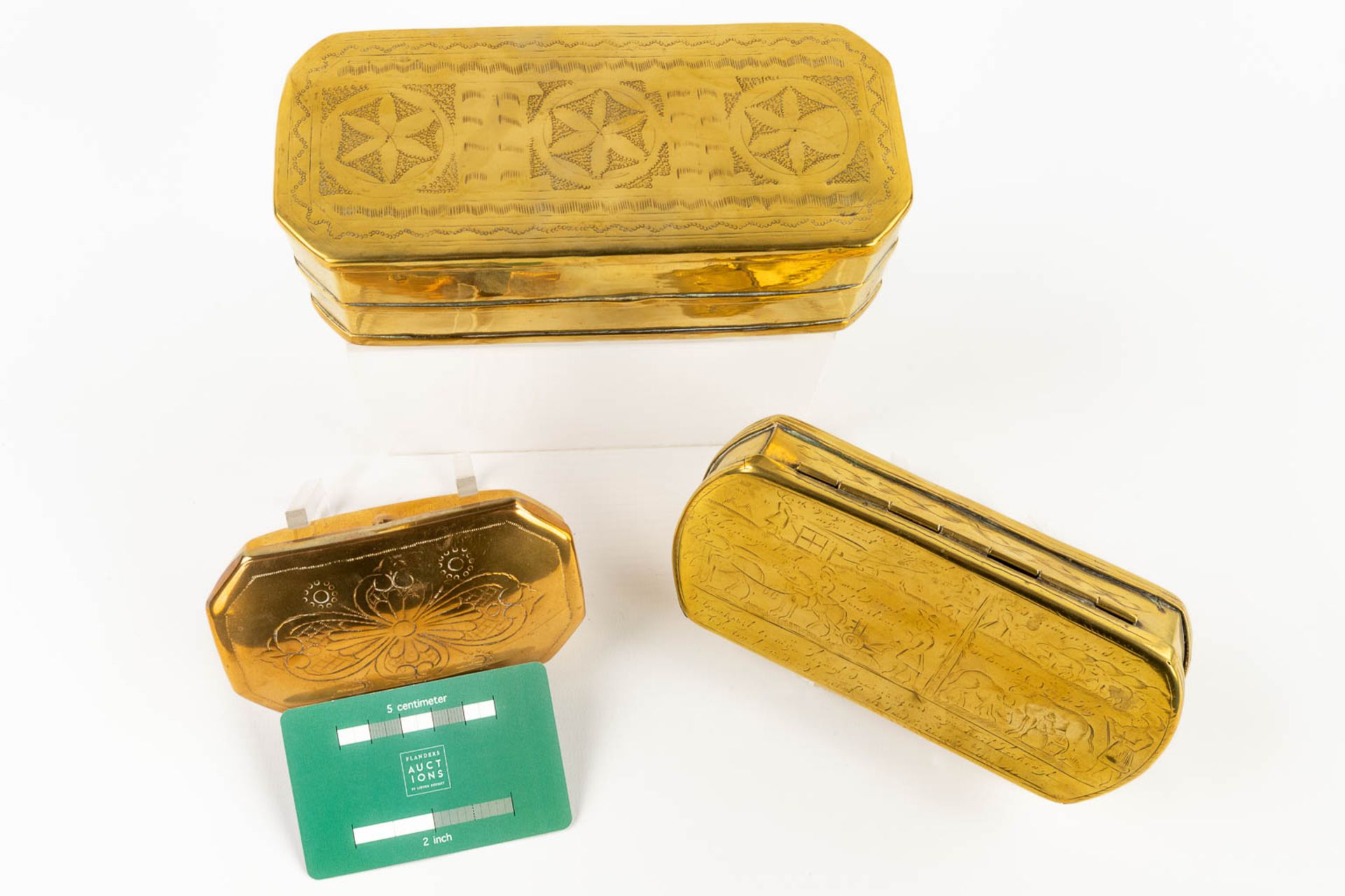 A collection of 3 antique oval tobacco boxes, made of copper. 18th/19th C. (L: 7 x W: 12 x H: 3,5 cm - Image 2 of 13