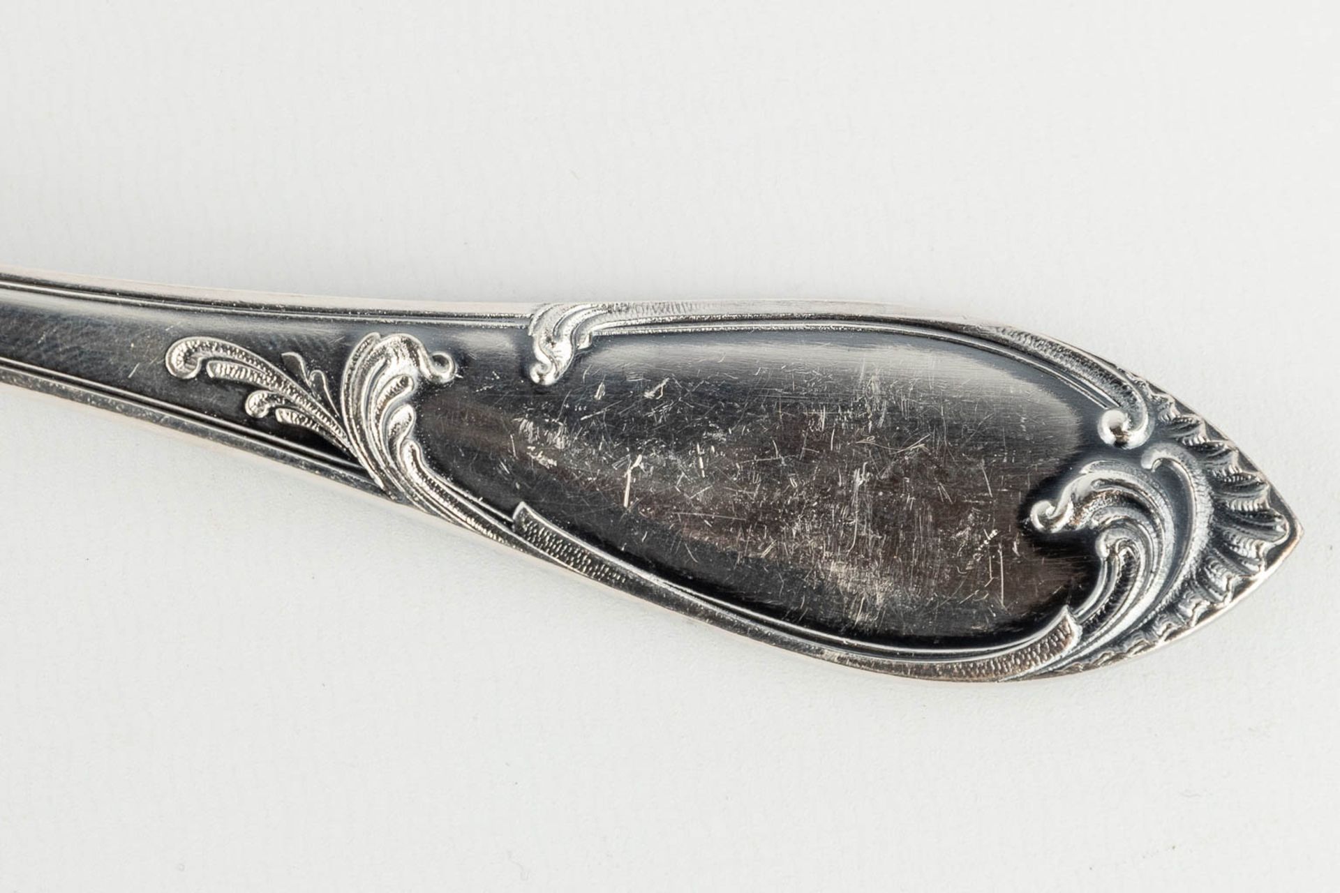 B. Wiskemann, Bruxelles, a silver-plated cutlery set, Louis XV style. (L: 30 x W: 39 x H: 22 cm) - Bild 5 aus 24