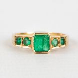 An antique ring with green (semi-)precious stones in a yellow gold ring. 18 karat.