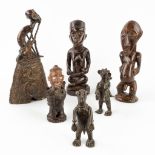 A collection of 6 African figurines made of bronze and wood. (L: 16 x W: 9,5 x H: 35 cm)