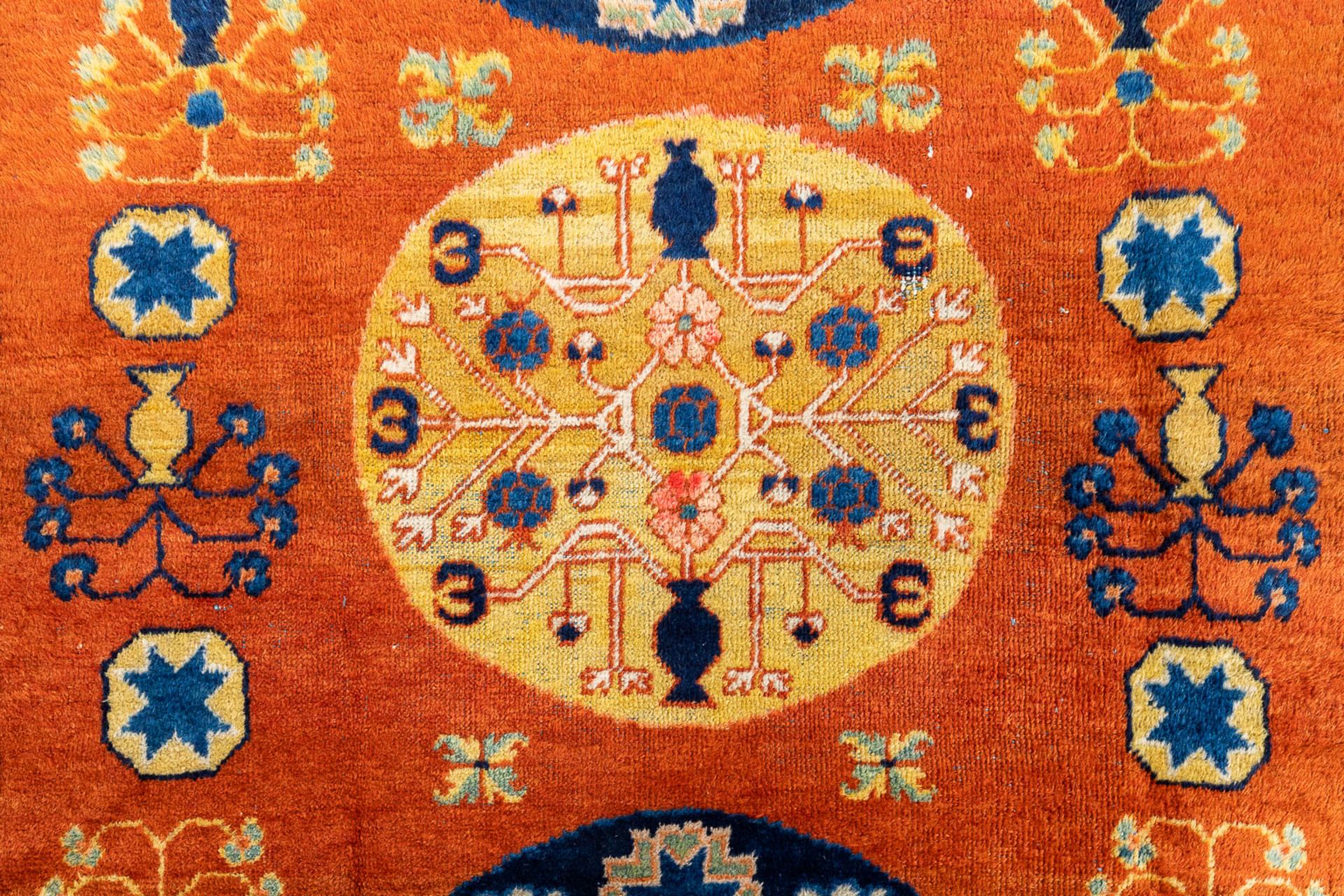 An Oriental hand-made carpet, Turkistan, Samerkand. (L: 178 x W: 122 cm) - Image 4 of 7