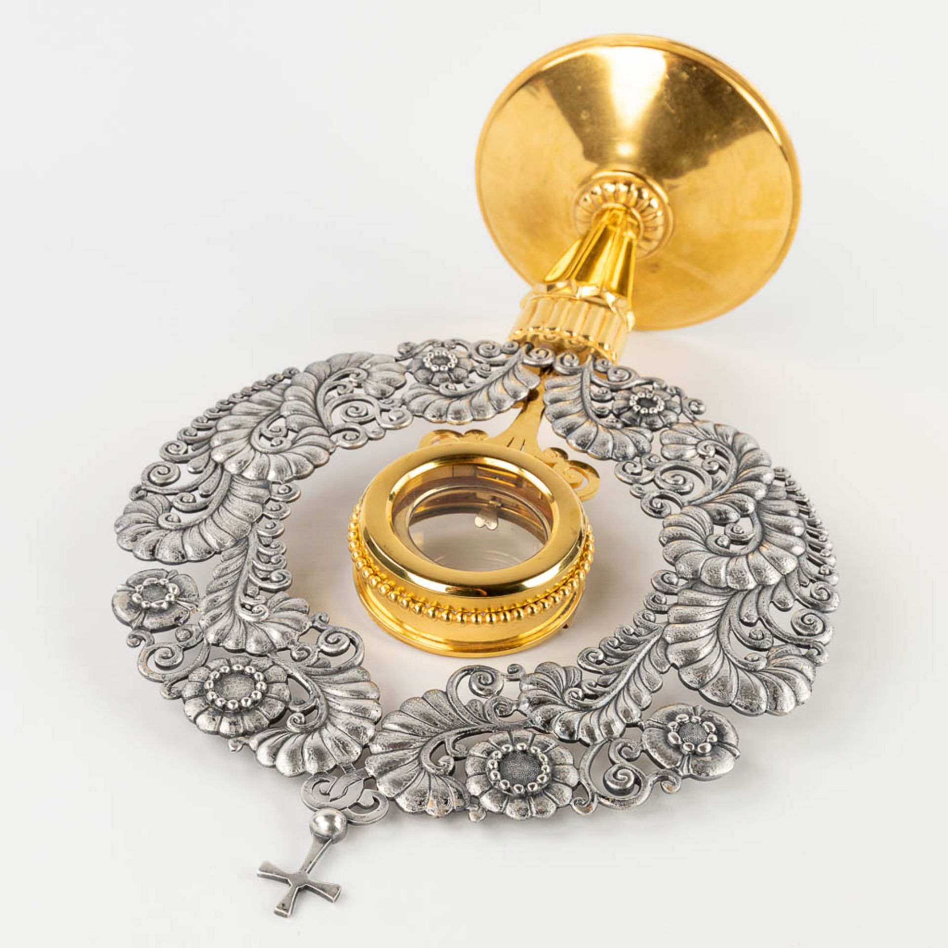 A modernist monstrance, silver-plated decorated with flowers and branches. 20th C. (L: 18 x W: 28 x - Image 8 of 14