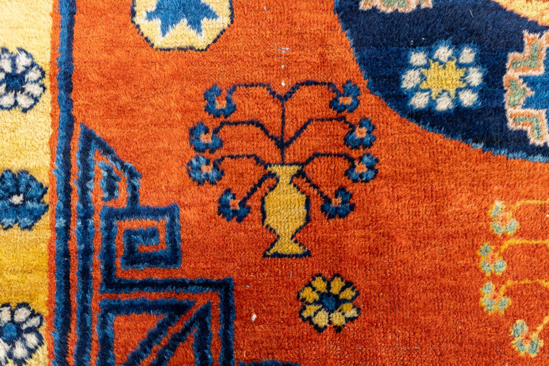 An Oriental hand-made carpet, Turkistan, Samerkand. (L: 178 x W: 122 cm) - Image 3 of 7