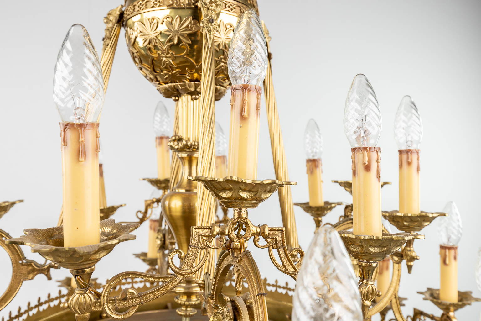 A large decorative chandelier, bronze, 20th C. (H: 95 x D: 93 cm) - Image 8 of 16