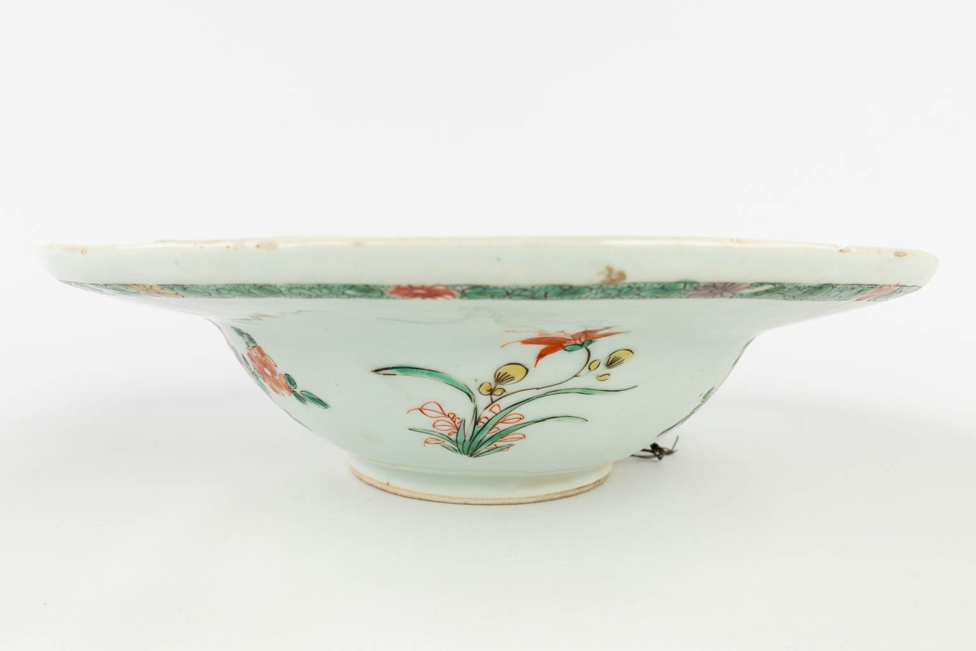 A Chinese shaving bowl, Famille Verte, and decorated with fauna and flora. 18th/19th century. (L: 28 - Image 6 of 17
