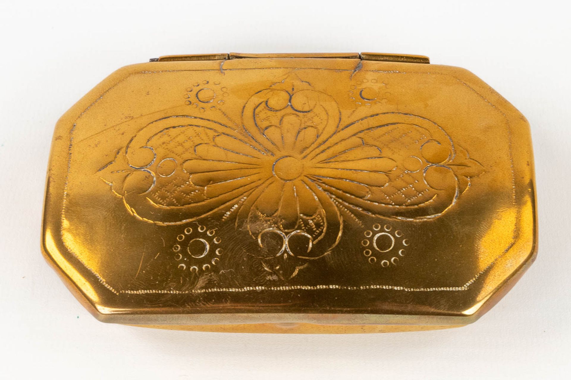 A collection of 3 antique oval tobacco boxes, made of copper. 18th/19th C. (L: 7 x W: 12 x H: 3,5 cm - Image 5 of 13