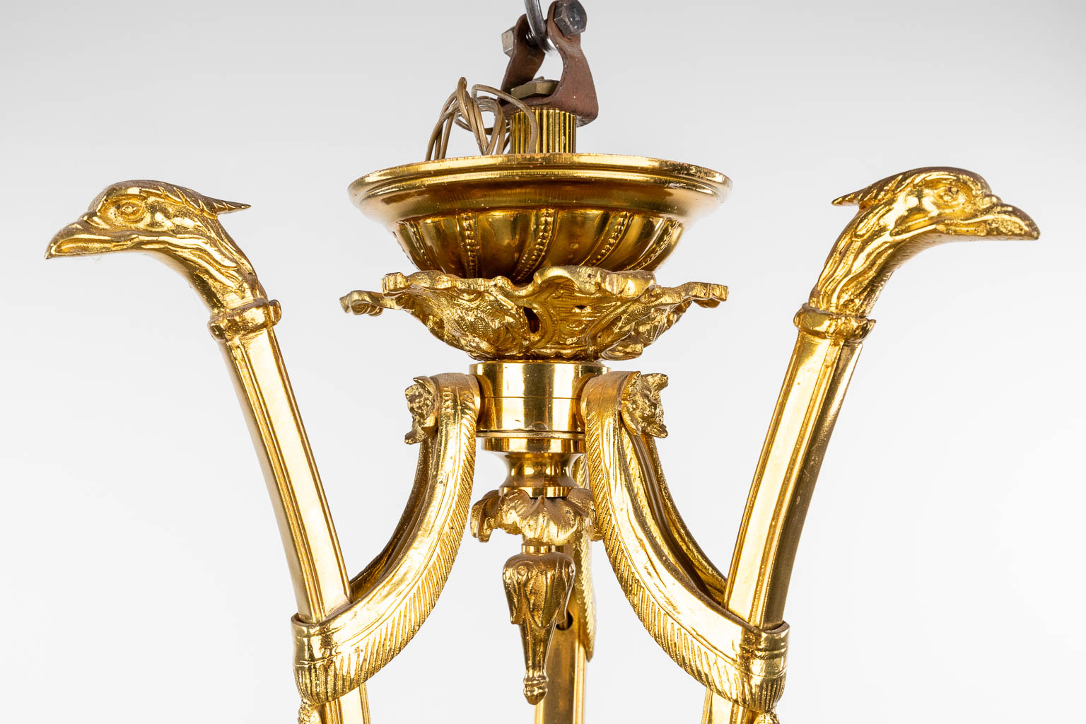 A chandelier made of gold-plated bronze, decorated with putti and glass in Louis XV style. Circa 195 - Image 11 of 13