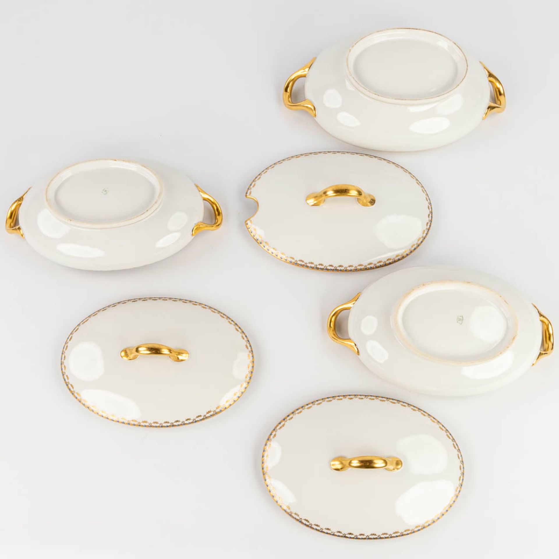 Porcelaine De Limoges, a 77 piece large dinner service. (L: 29 x W: 44 cm) - Image 19 of 20