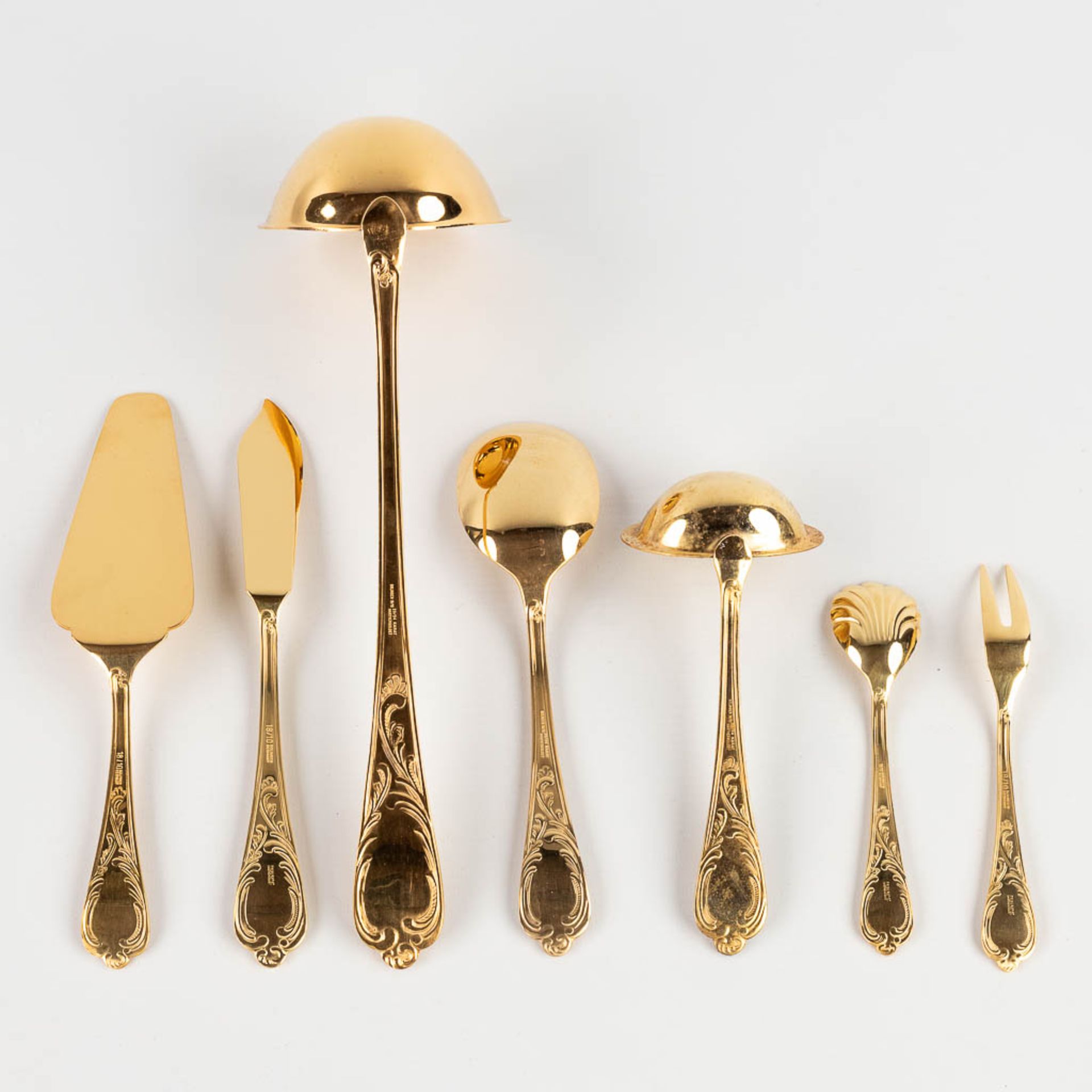 A gold-plated 'Royal Collection Solingen' flatware cutlery set, made in Germany. (L: 34 x W: 45,5 x - Image 9 of 12