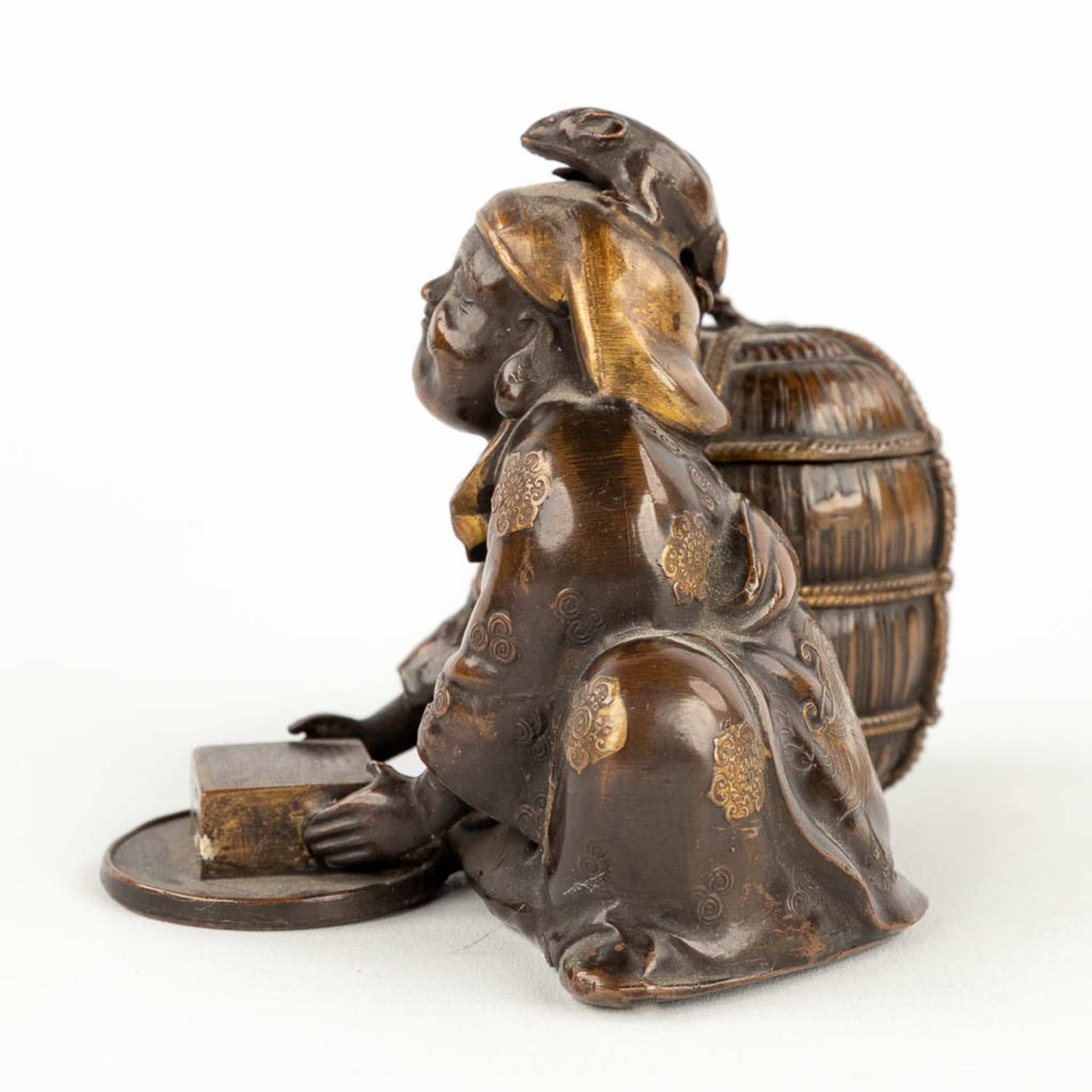 A figurative ink pot, bronze, Oriental figurine with a mouse. 19th century. (L: 8 x W: 10 x H: 8 cm) - Image 7 of 14