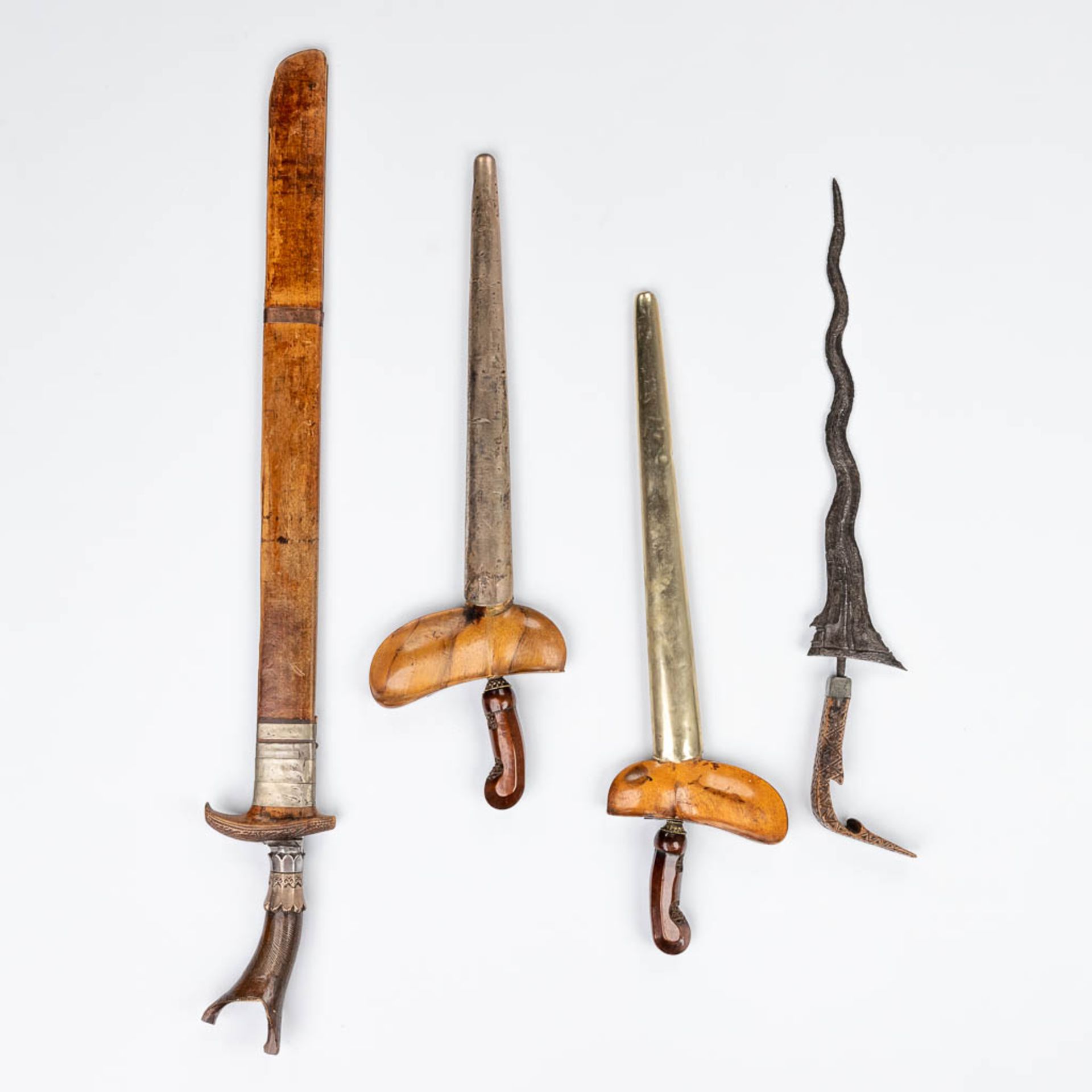 A collection of 4 'Kris' swords, Java, 18de/19de eeuw. (W: 74 cm) - Image 3 of 17