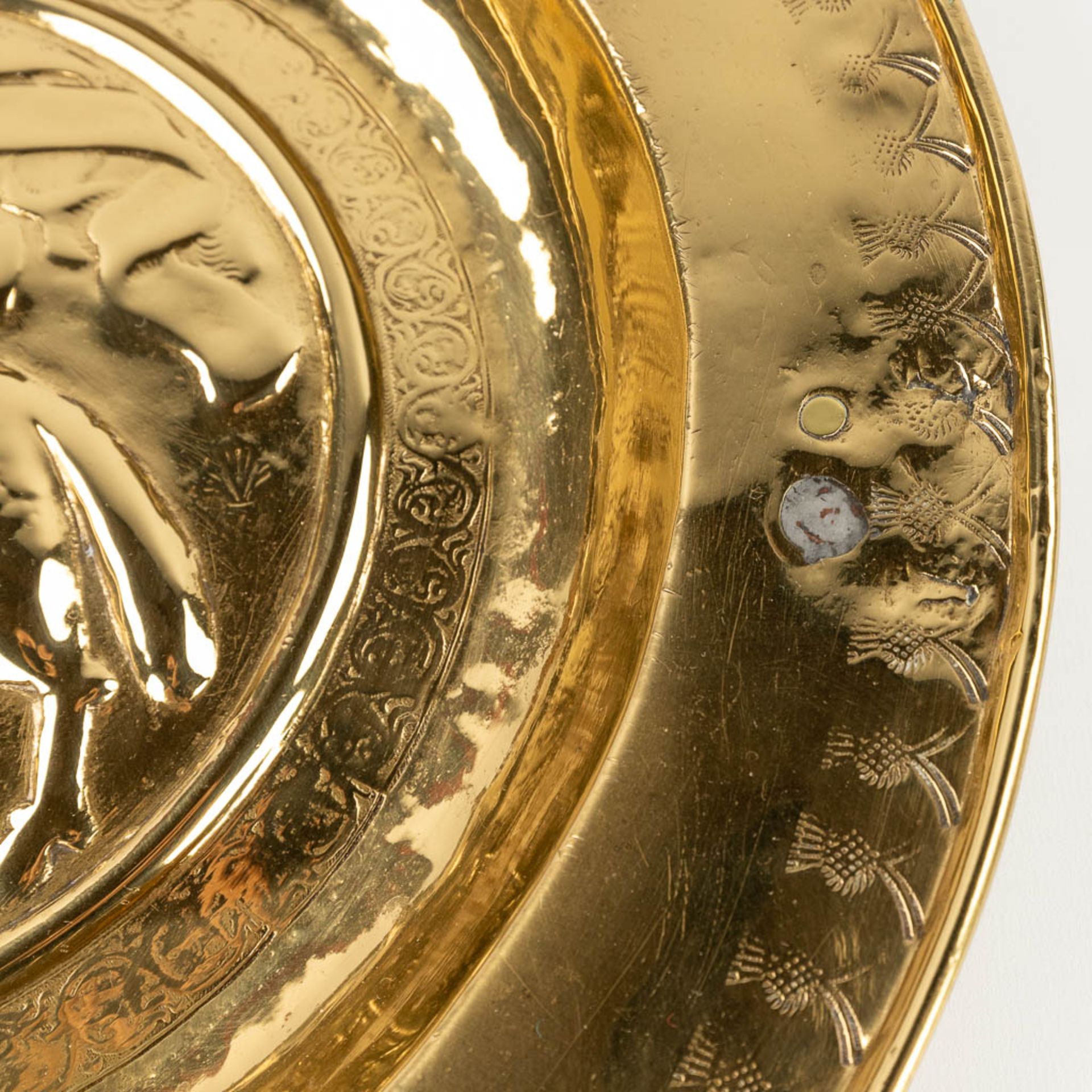 A large baptism bowl, Brass, images of the Holy Lamb. 16th/17th C. (H: 3,7 x D: 37 cm) - Image 4 of 12