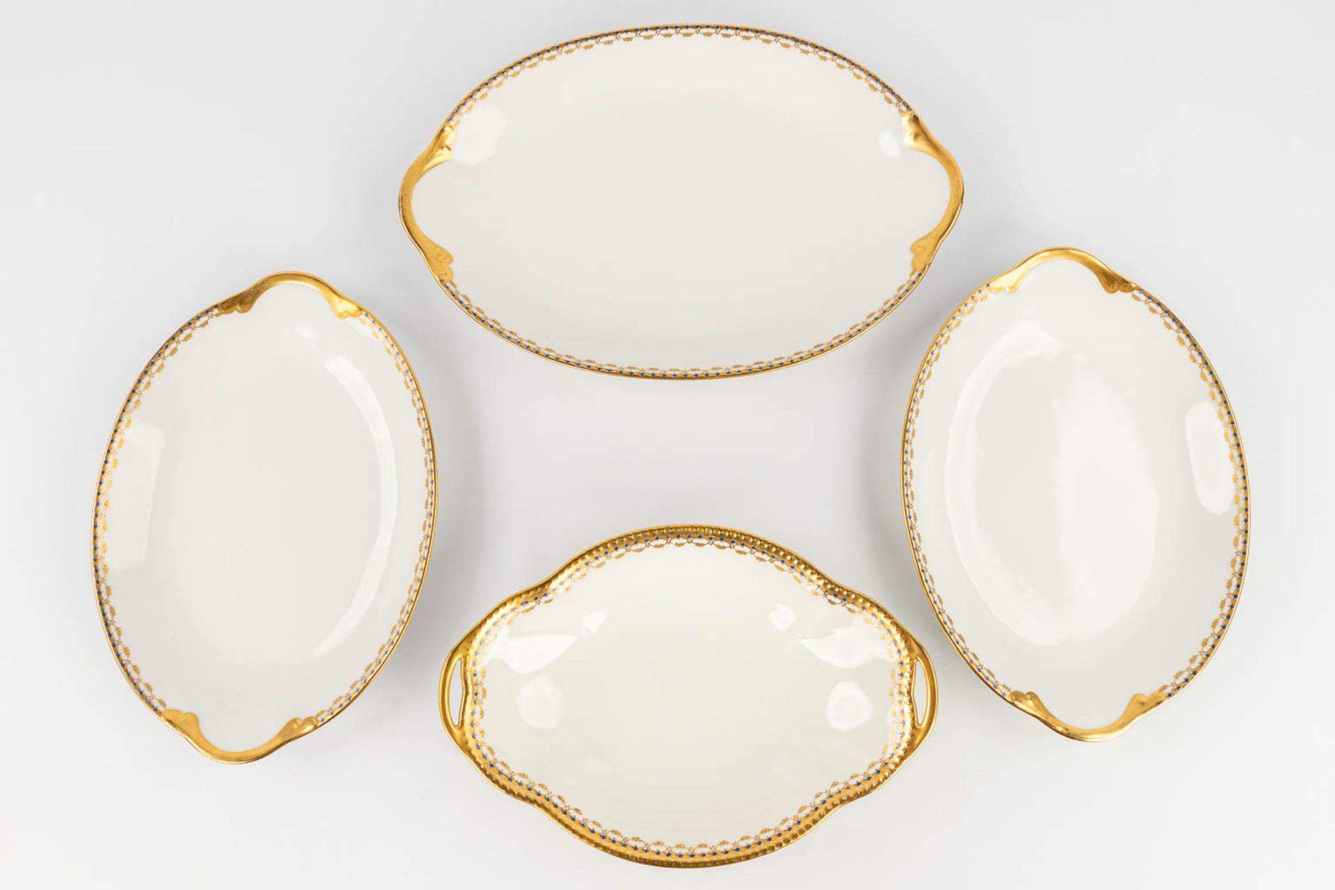 Porcelaine De Limoges, a 77 piece large dinner service. (L: 29 x W: 44 cm) - Image 12 of 20