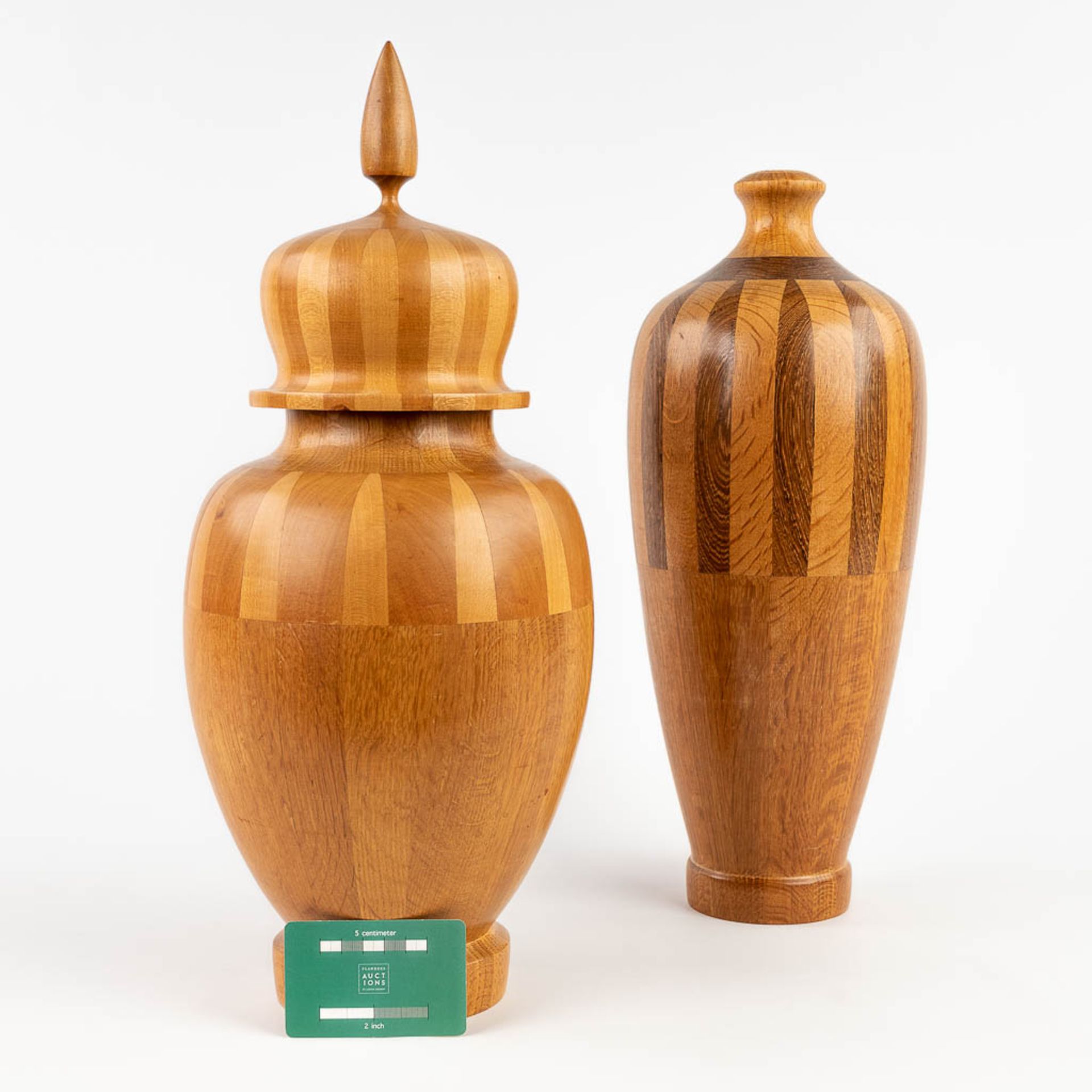 A collection of 2 wood-turned vases, made of wood. circa 1960. (H: 43 x D: 16 cm) - Image 2 of 11