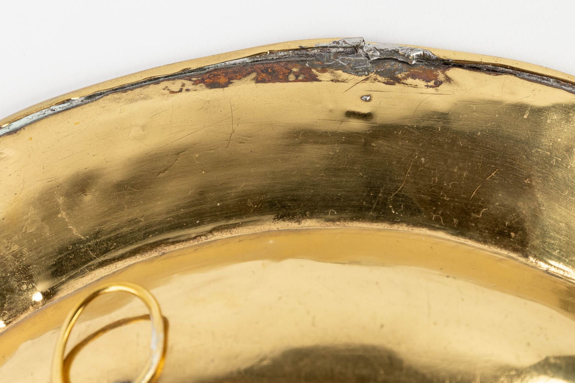 A large baptism bowl, Brass, images of the Holy Lamb. 16th/17th C. (H: 3,7 x D: 37 cm) - Image 10 of 12