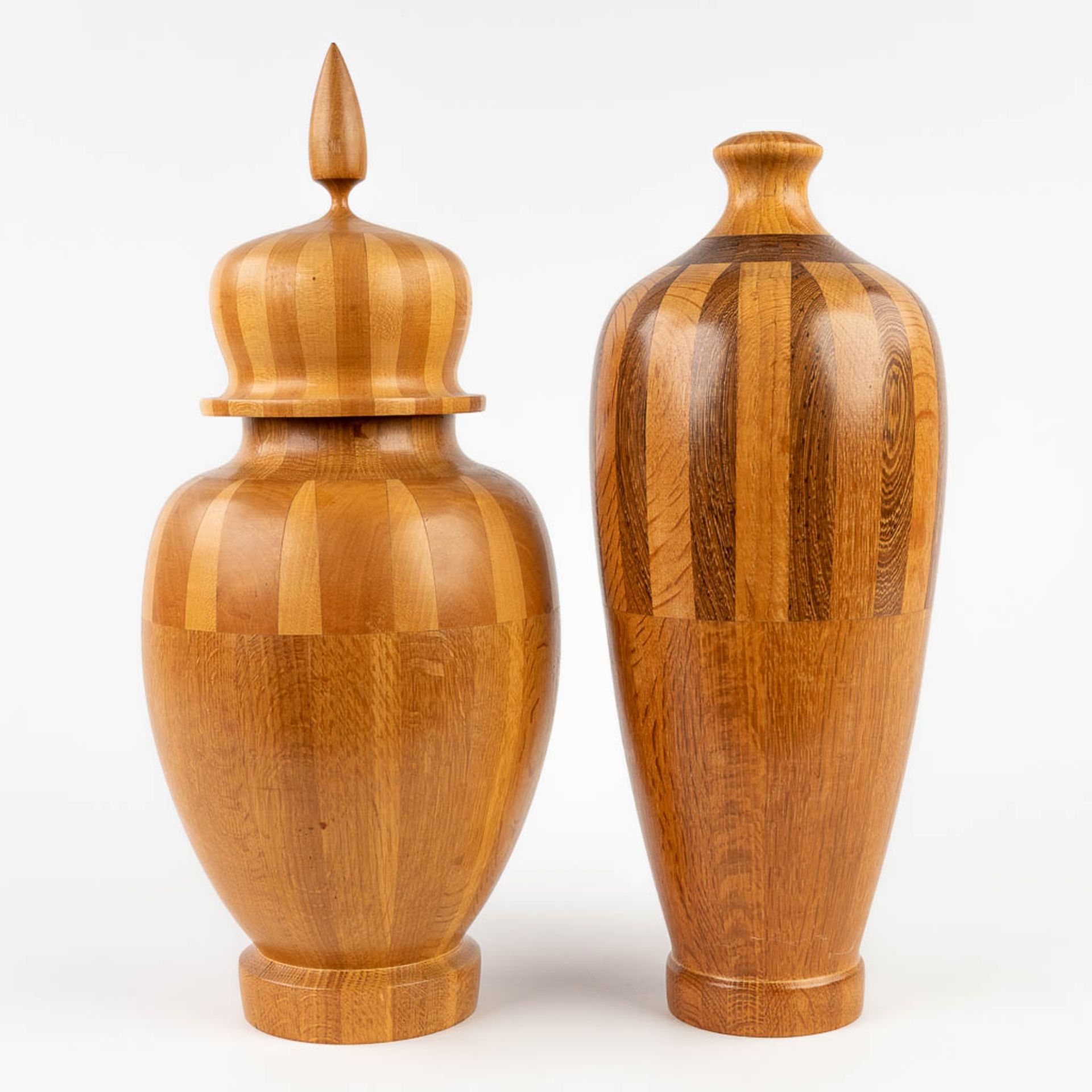 A collection of 2 wood-turned vases, made of wood. circa 1960. (H: 43 x D: 16 cm) - Image 6 of 11