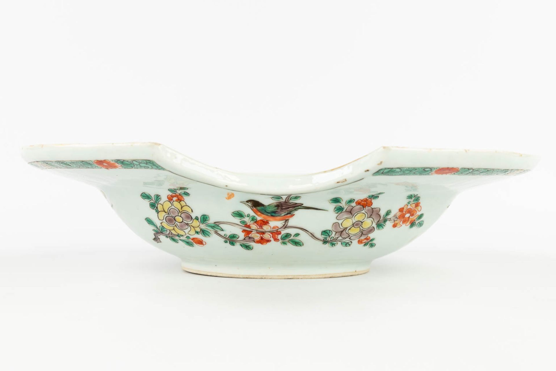 A Chinese shaving bowl, Famille Verte, and decorated with fauna and flora. 18th/19th century. (L: 28 - Image 3 of 17