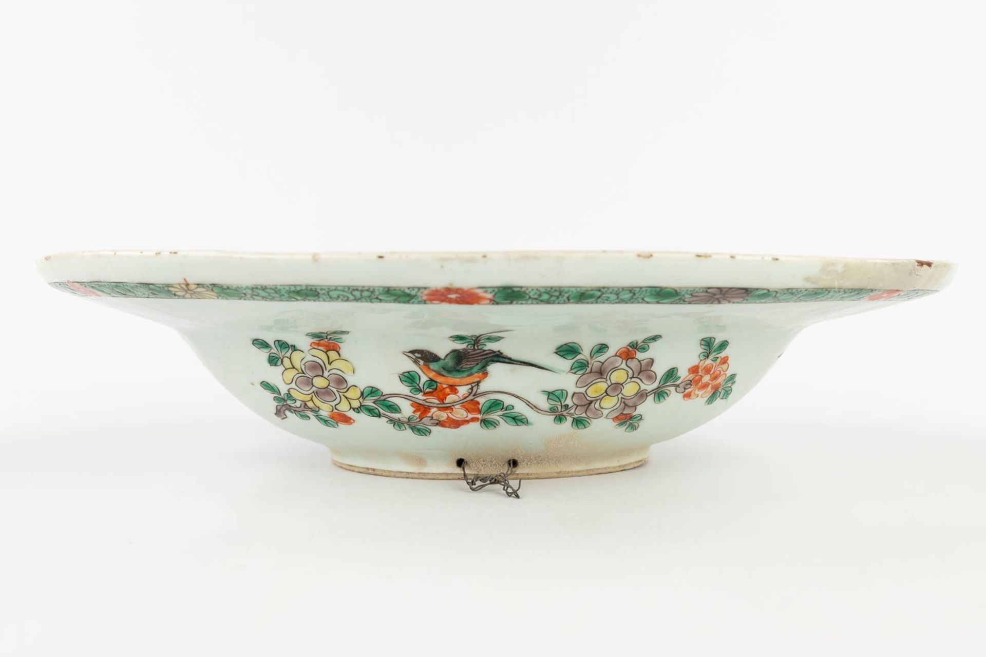 A Chinese shaving bowl, Famille Verte, and decorated with fauna and flora. 18th/19th century. (L: 28 - Image 5 of 17