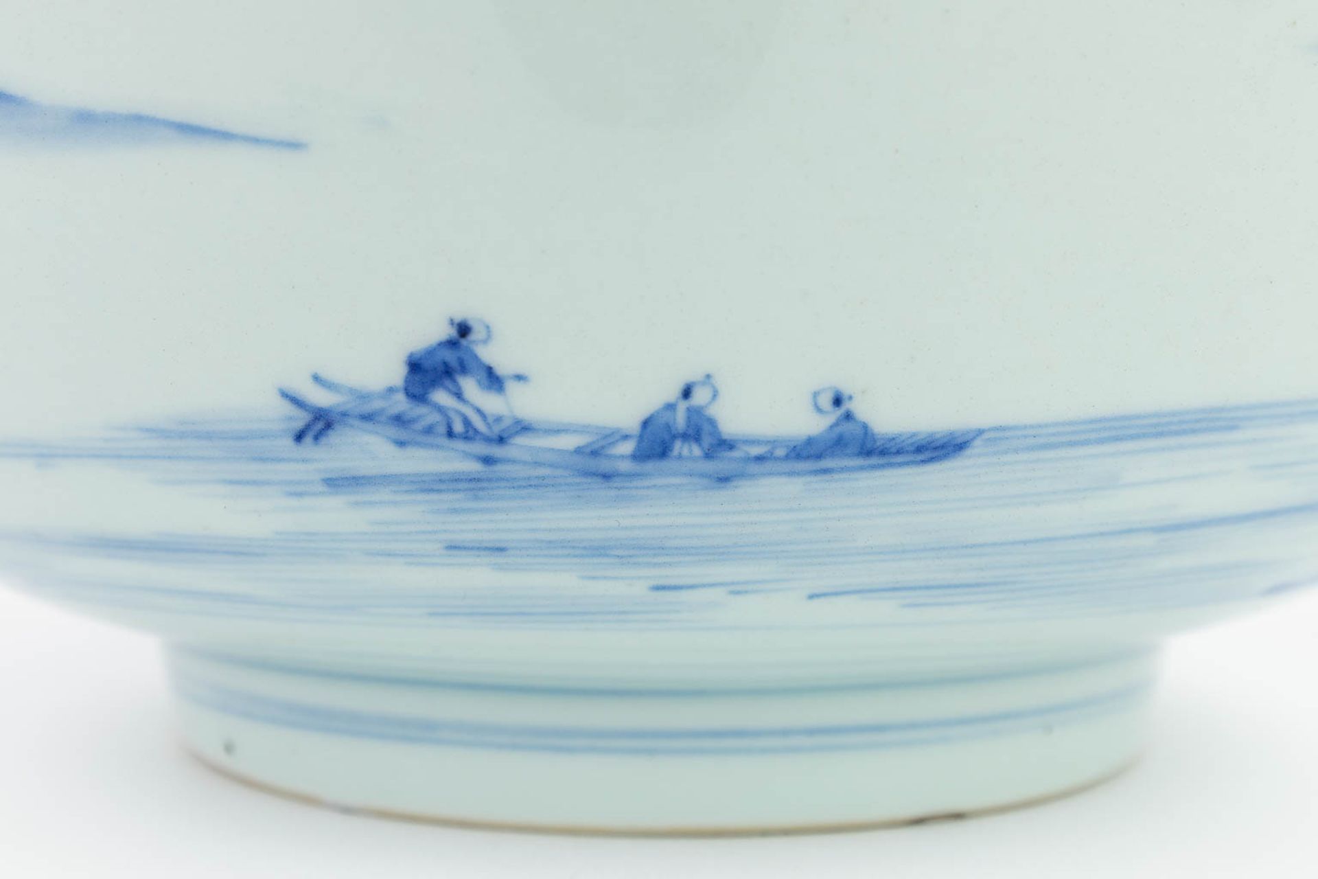 A pair of Chinese bowls made of blue-white porcelain. 18th/19th century. (H: 11 x D: 26,5 cm) - Image 7 of 17