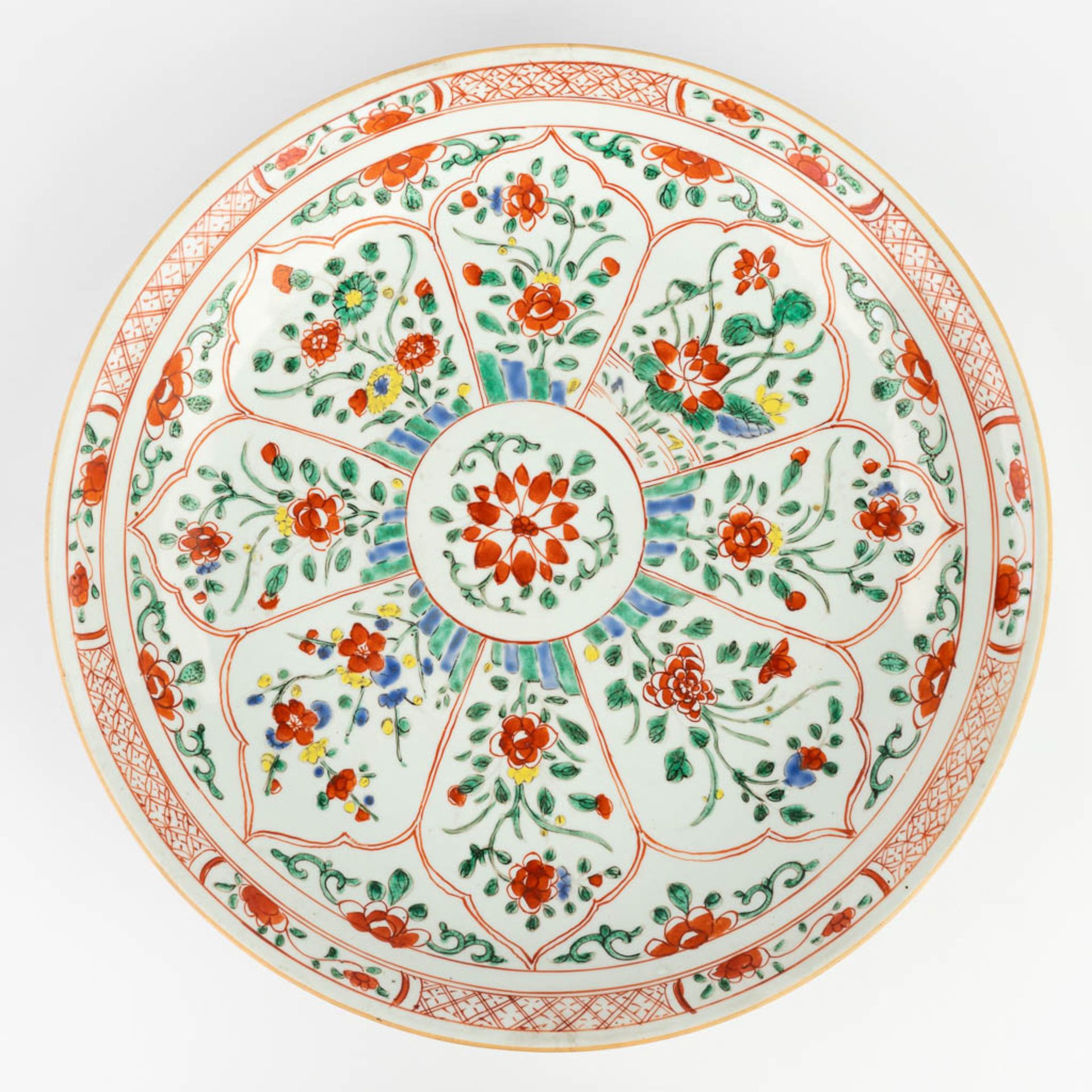 An antique Chinese plate with Famille Verte decor. 19th/20th century. (D: 35 cm)