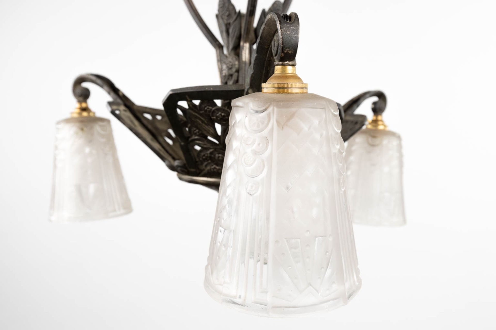 Muller Frres Luneville, a chandelier with satin glass lamp shades, marked. (H: 73 x D: 52 cm) - Image 7 of 10