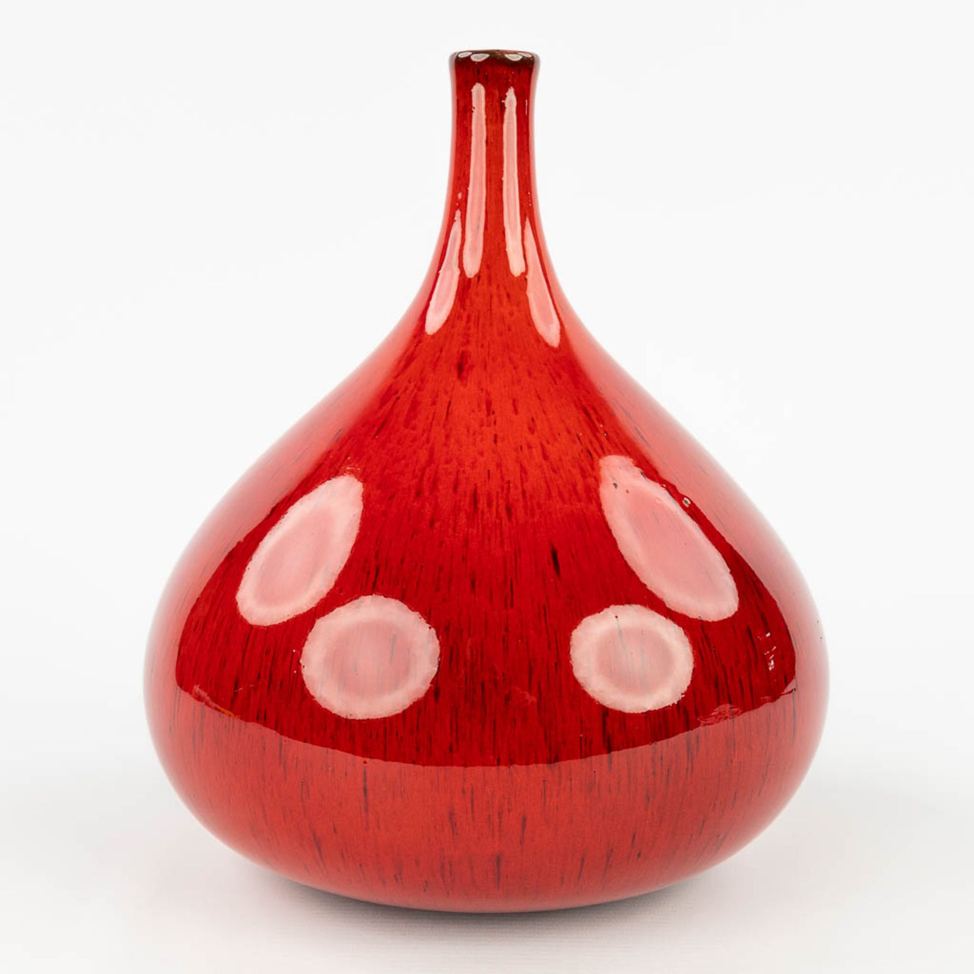Elisabeth VANDEWEGHE (XX-XXI) 'Red vase' for Perignem. (H: 27,5 x D: 24 cm) - Image 3 of 11