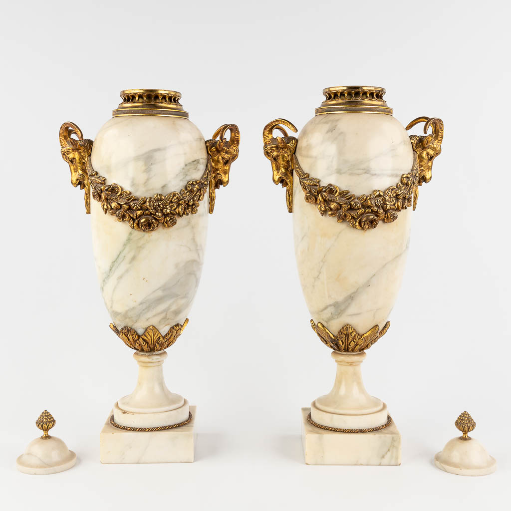 A pair of white marble cassolettes mounted with gilt bronze in Louis XVI style. 19th C. (W: 24 x H: - Image 13 of 14