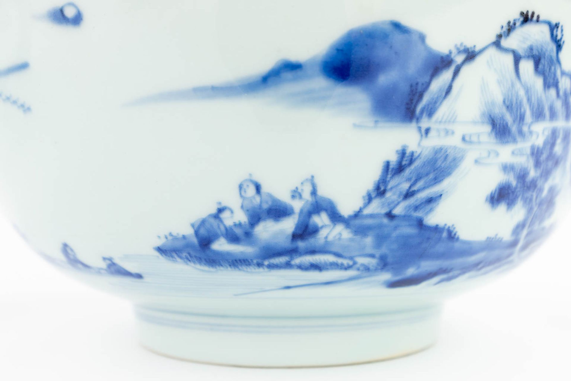 A pair of Chinese bowls made of blue-white porcelain. 18th/19th century. (H: 11 x D: 26,5 cm) - Image 12 of 17