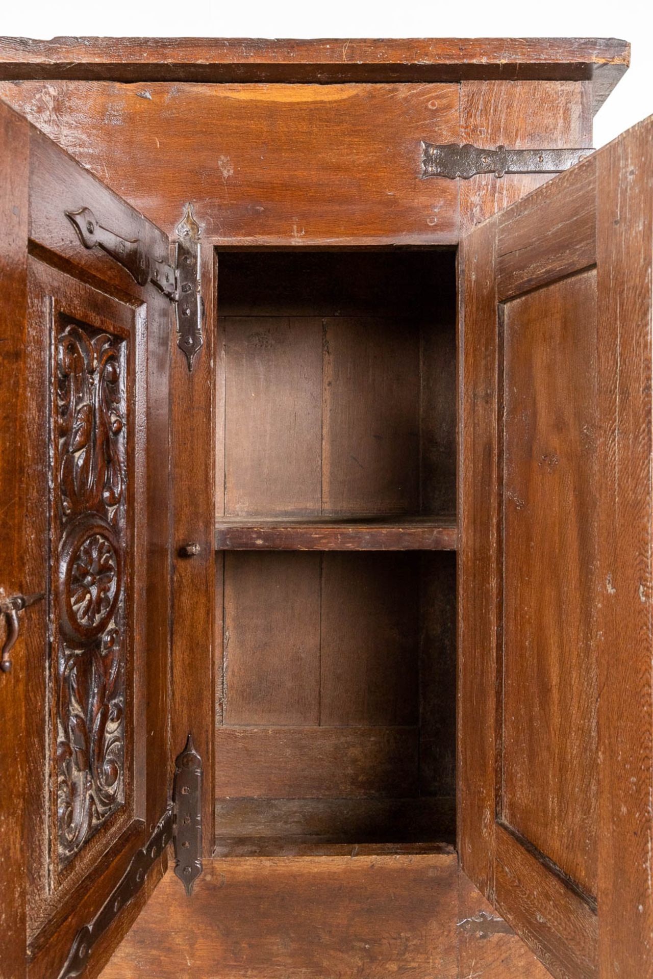 An antique three-door cabinet with sculptured oak doors, France, 17th C. (L: 55 x W: 175 x H: 151 cm - Image 22 of 23